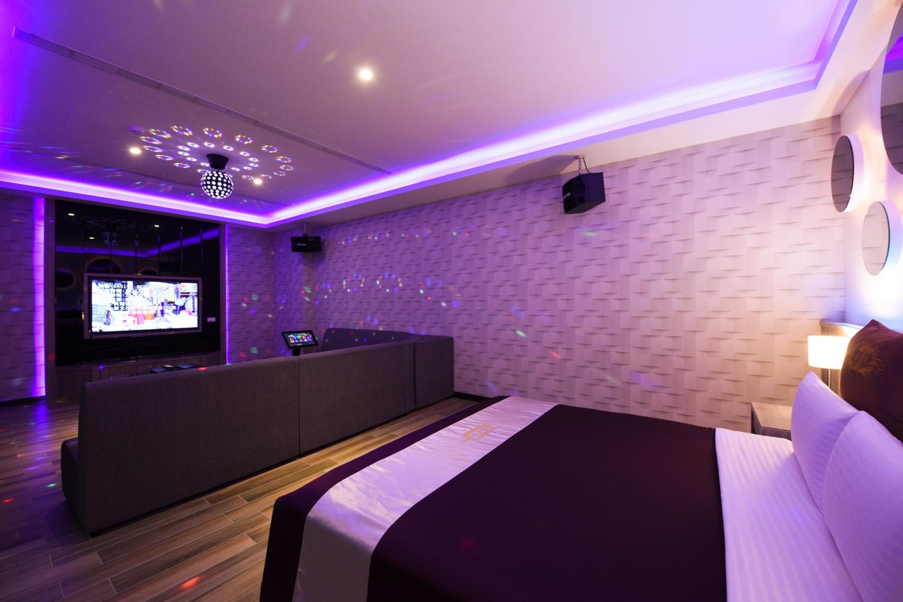 Deluxe Double Room with Karaoke Facilities photo 2