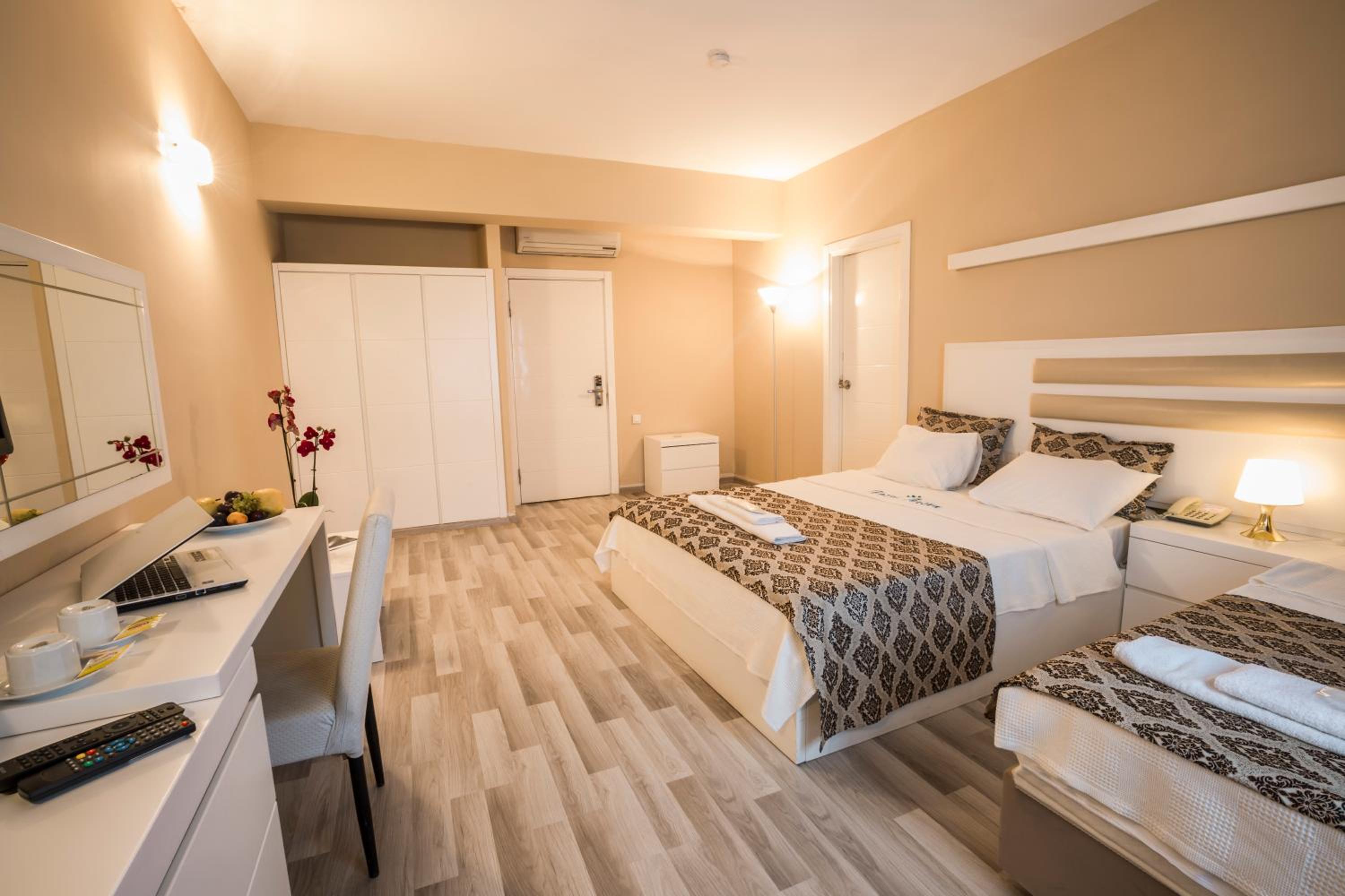 Standard Twin Room - Photo 3
