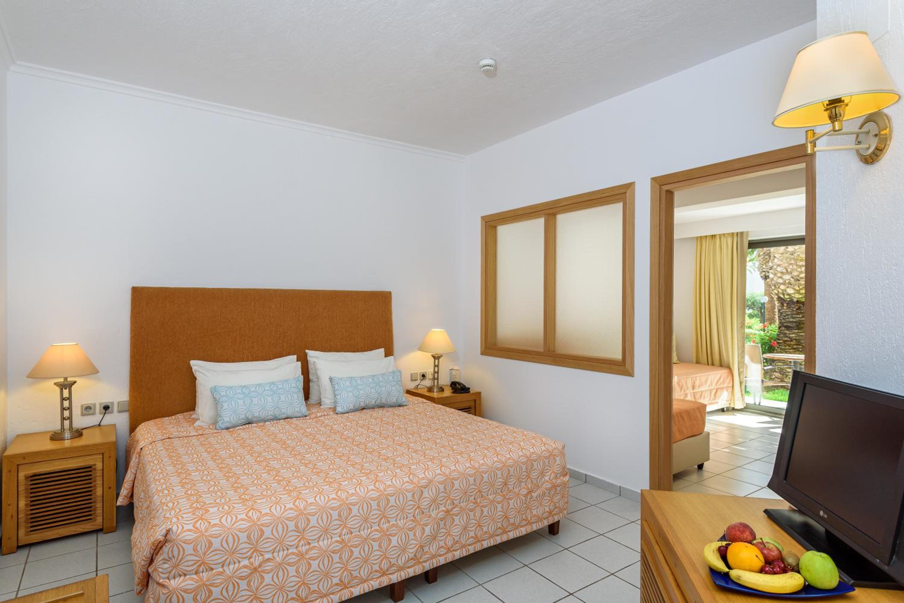 Family Room (2 Adults + 2 Children)