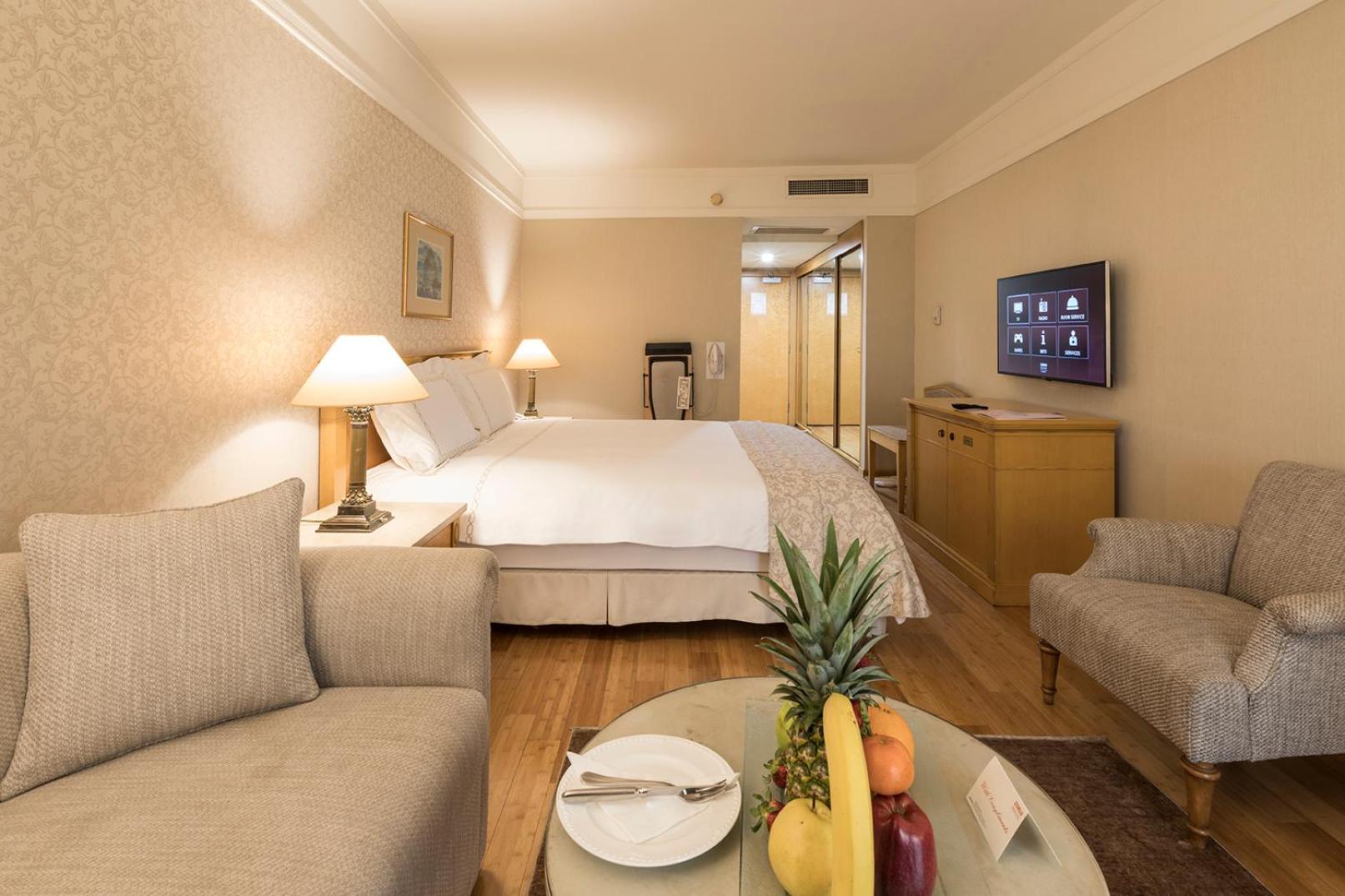 Deluxe Room with 1 Queen-Size Bed and Sofa Bed - Photo 4