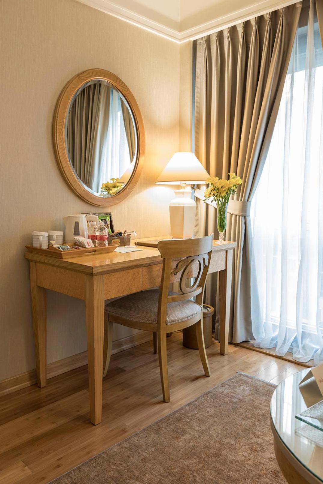 Deluxe Room with 1 Queen-Size Bed and Sofa Bed - Photo 3