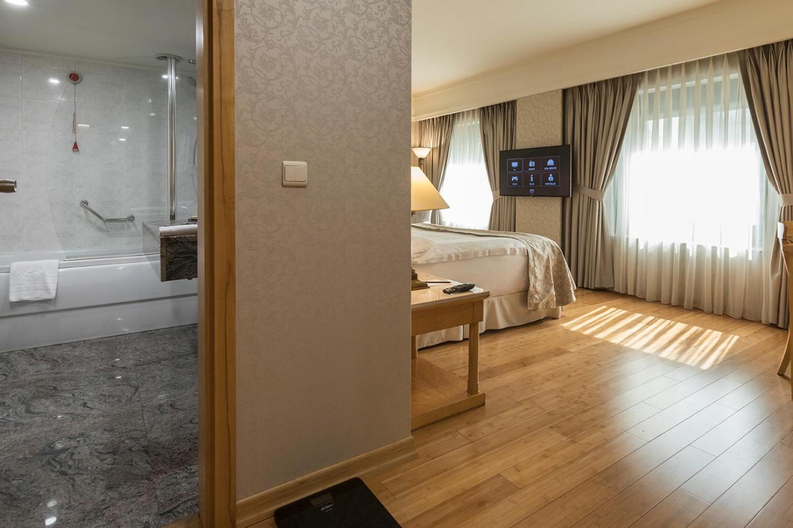 Suite with 1 Queen-Size Bed and Sofa Bed - Free Two Ways Airport Transfer - Photo 4