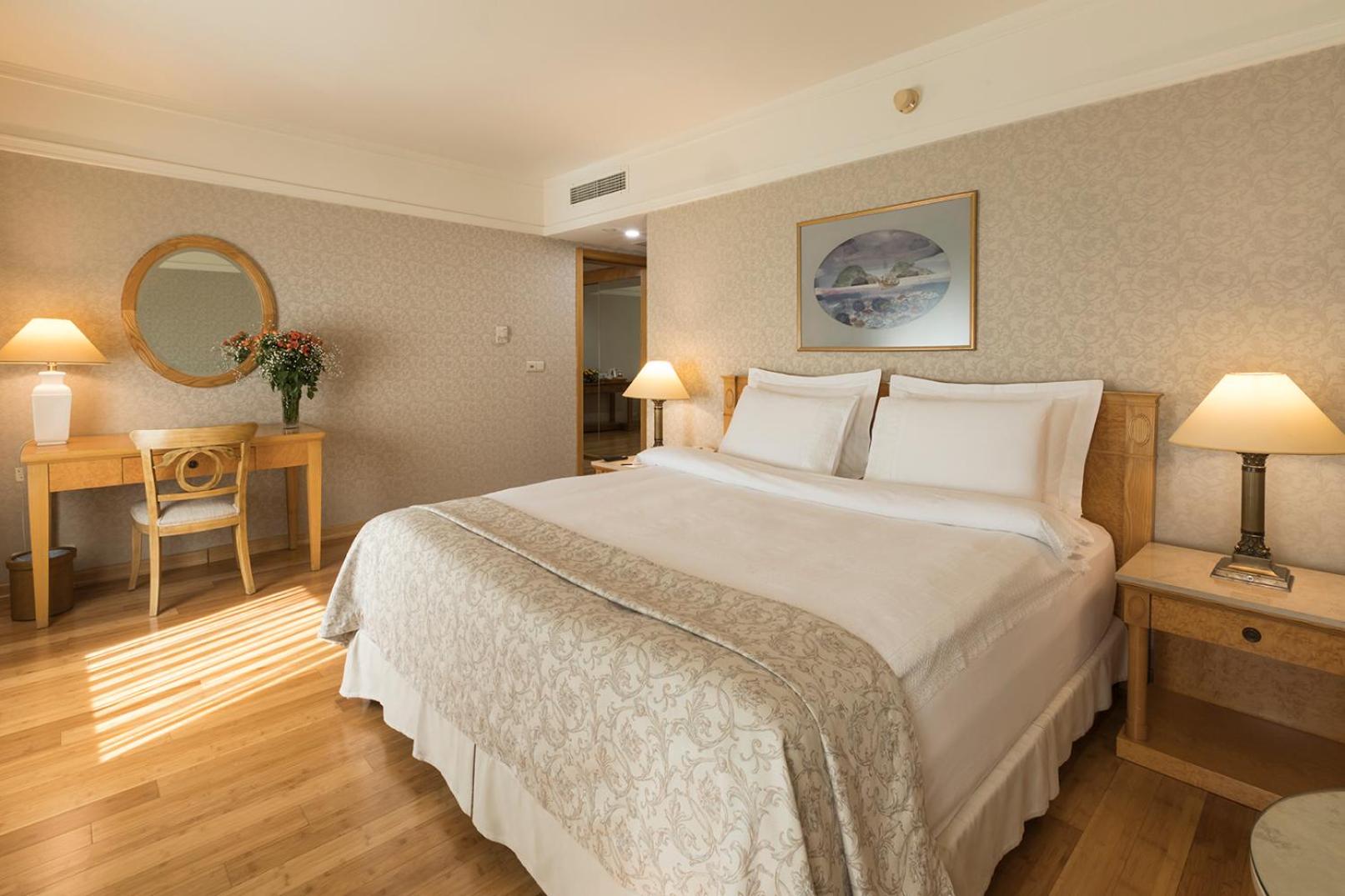 Suite with 1 Queen-Size Bed and Sofa Bed - Free Two Ways Airport Transfer - Photo 5