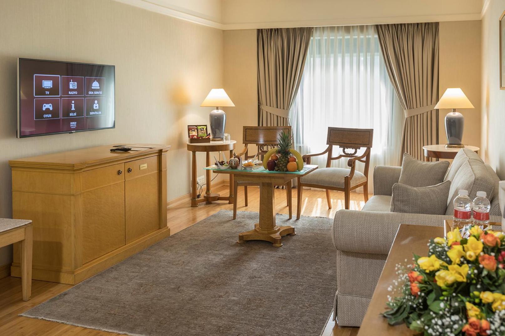 Suite with 1 Queen-Size Bed and Sofa Bed - Free Two Ways Airport Transfer - Photo 6