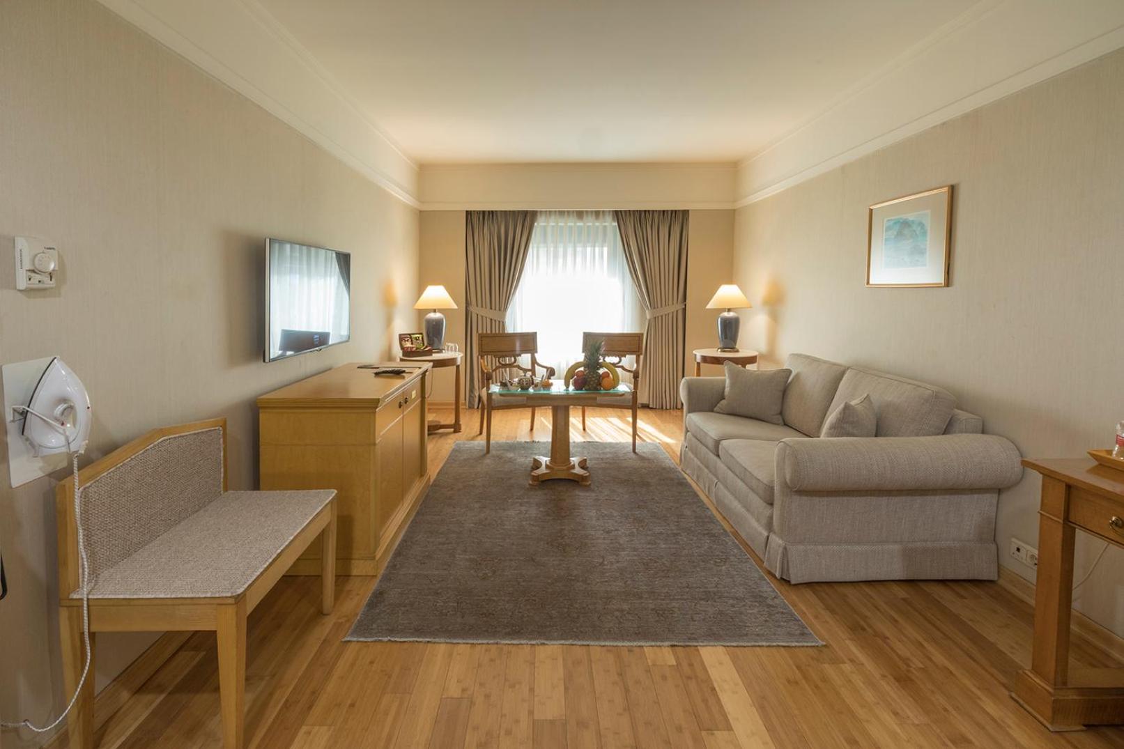 Suite with 1 Queen-Size Bed and Sofa Bed - Free Two Ways Airport Transfer - Photo 7