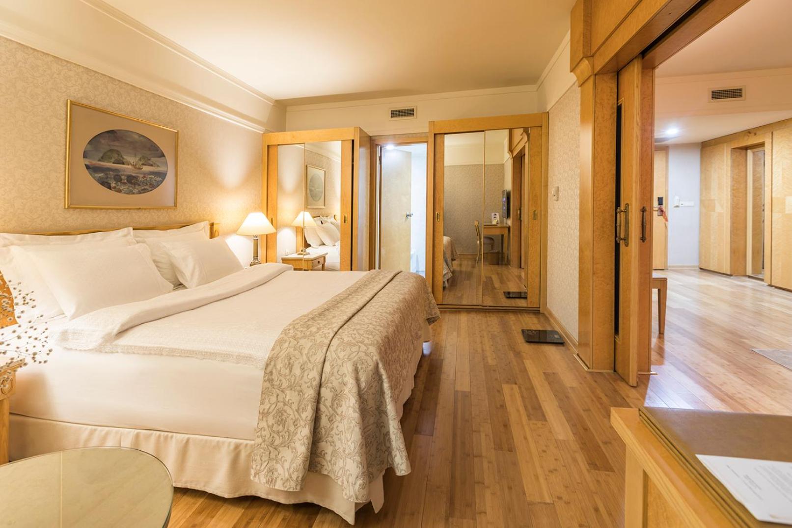 Suite with 1 Queen-Size Bed and Sofa Bed - Free Two Ways Airport Transfer - Photo 11