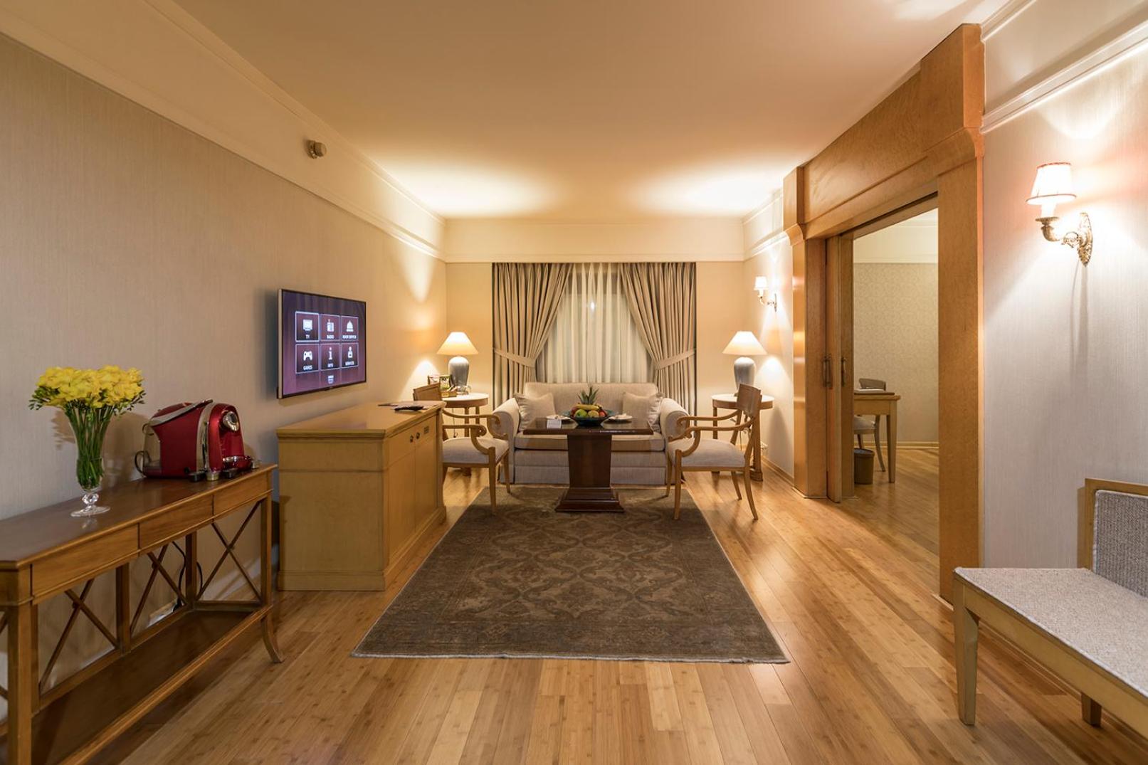 Suite with 1 Queen-Size Bed and Sofa Bed - Free Two Ways Airport Transfer - Photo 9