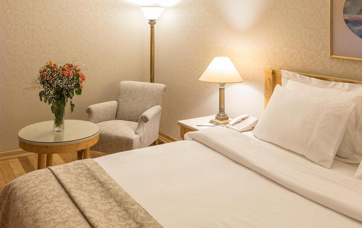 Suite with 1 Queen-Size Bed and Sofa Bed - Free Two Ways Airport Transfer - Photo 8