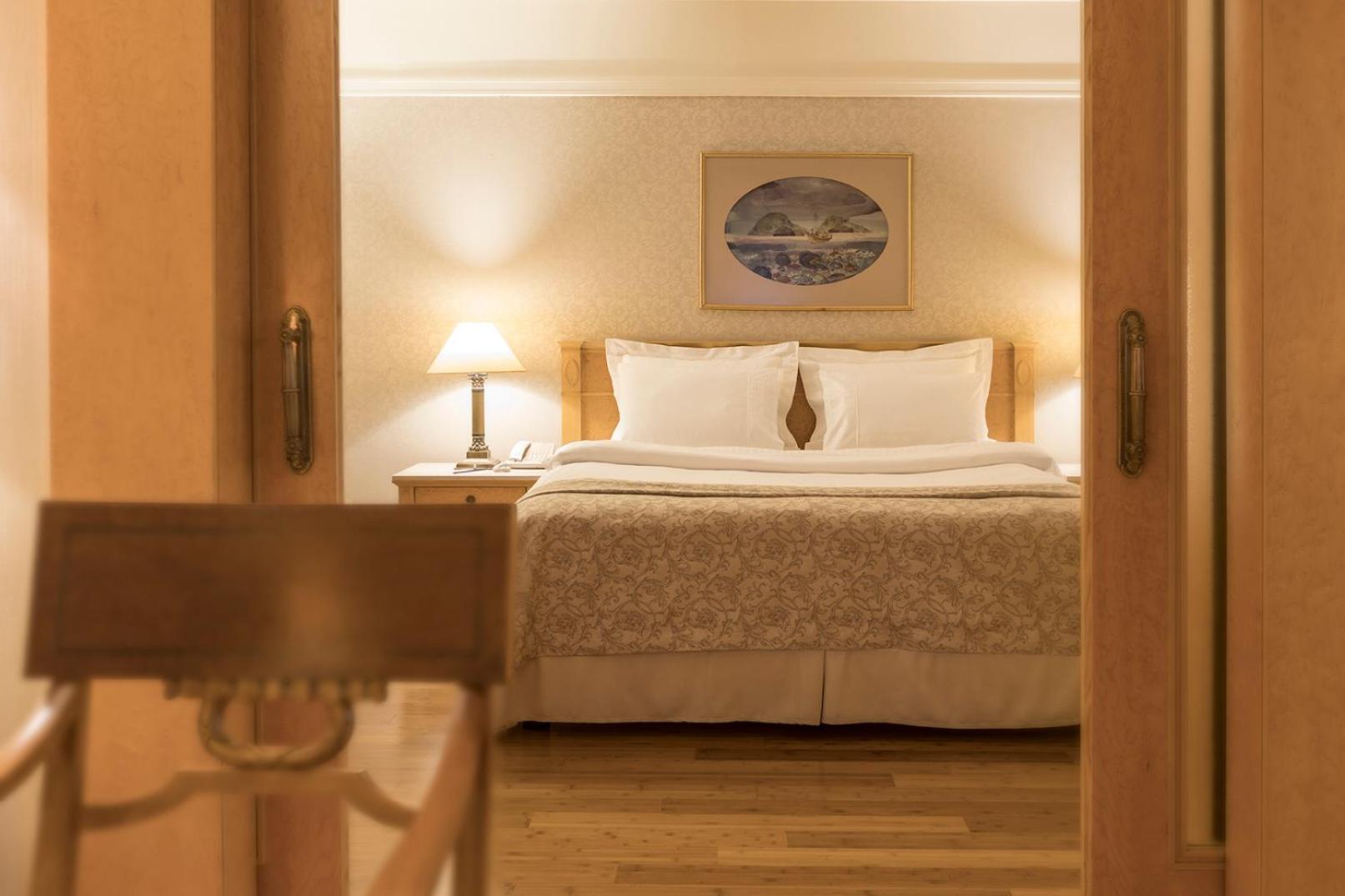 Suite with 1 Queen-Size Bed and Sofa Bed - Free Two Ways Airport Transfer - Photo 1