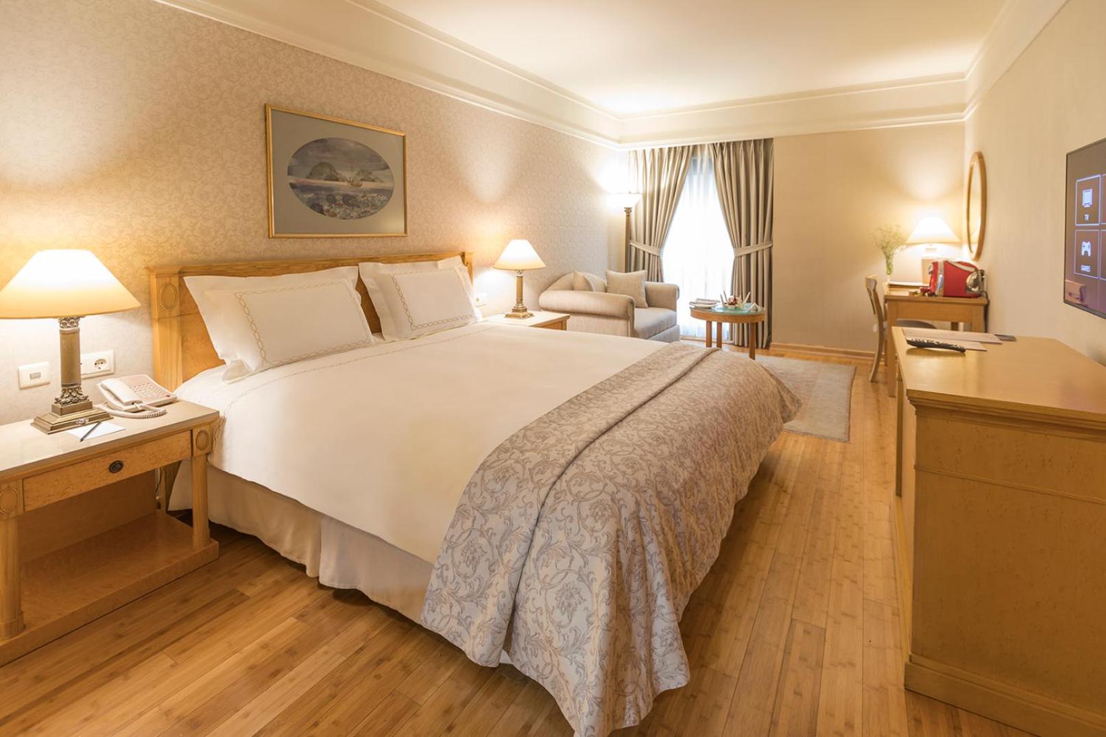 Deluxe Room with 1 Queen-Size Bed and Sofa Bed - Photo 1