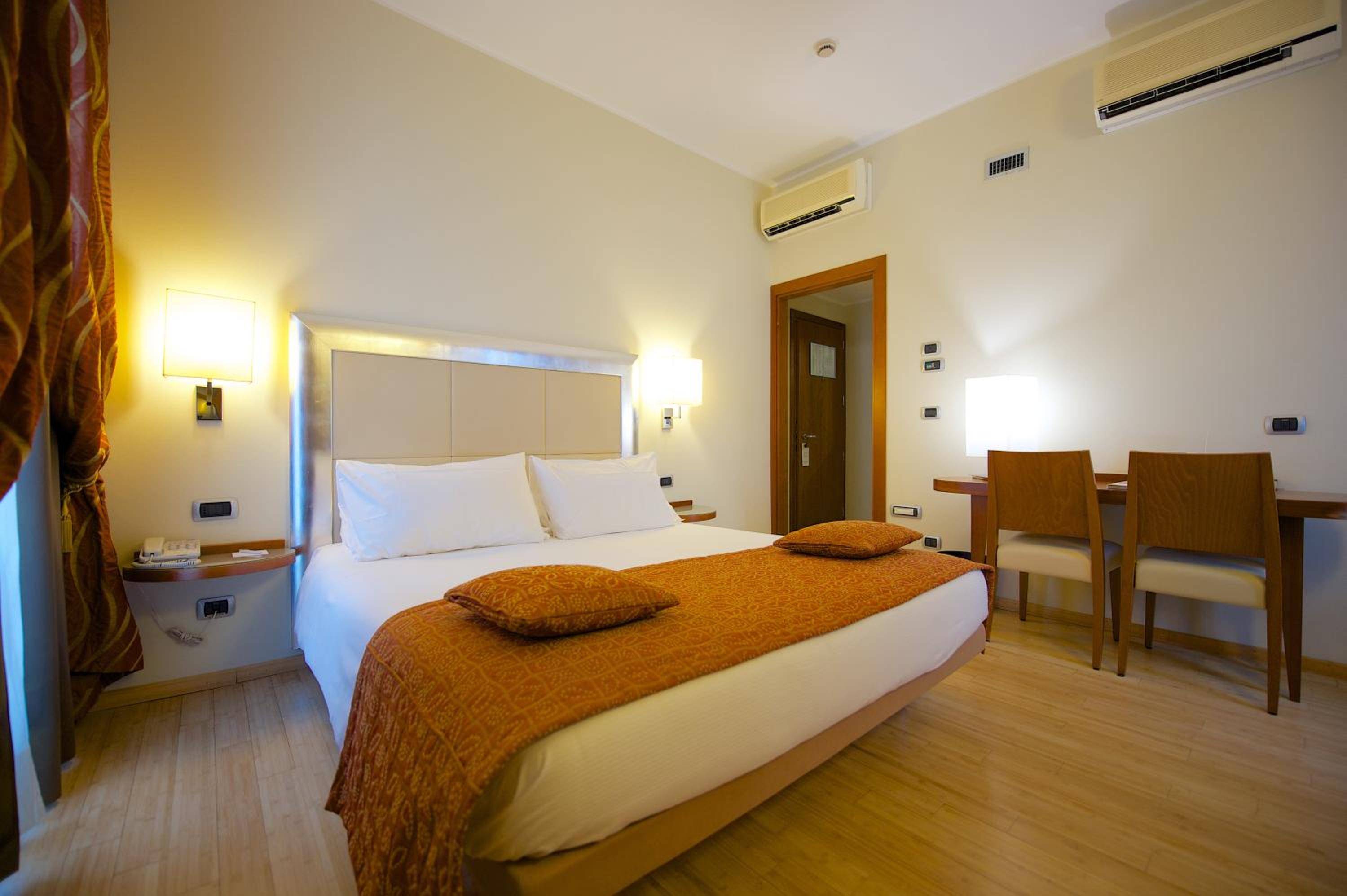 Standard Queen Room - Photo 16