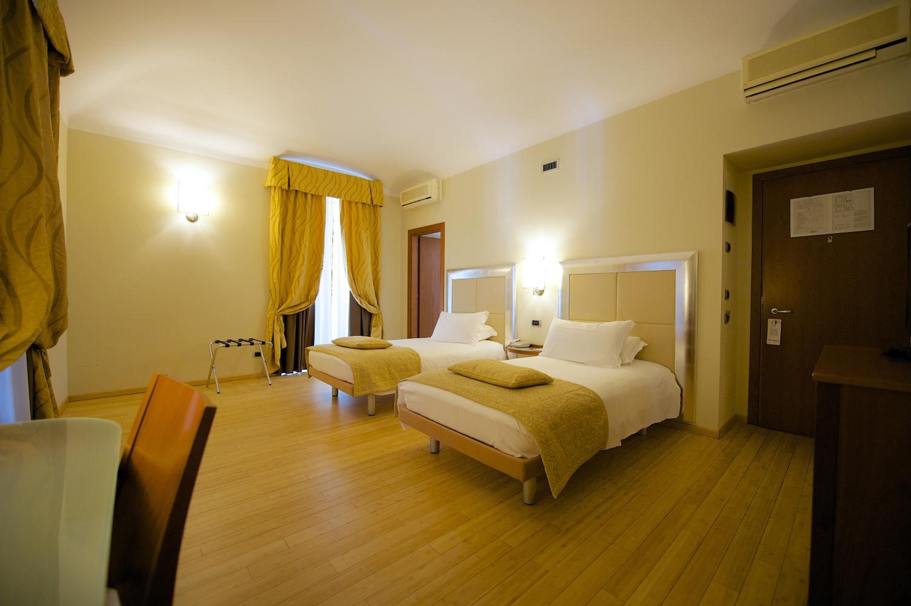 Standard Twin Room - Photo 3