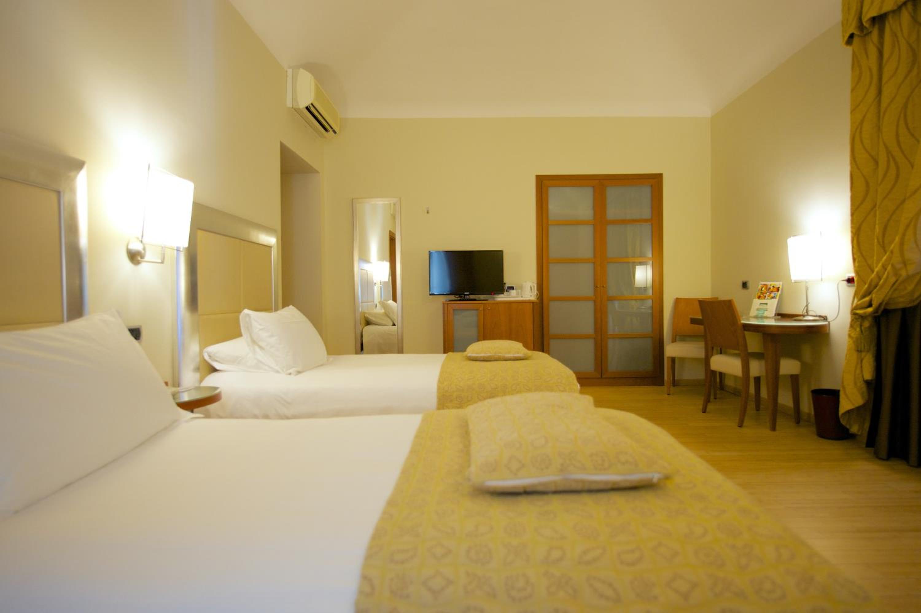 Standard Twin Room - Photo 12