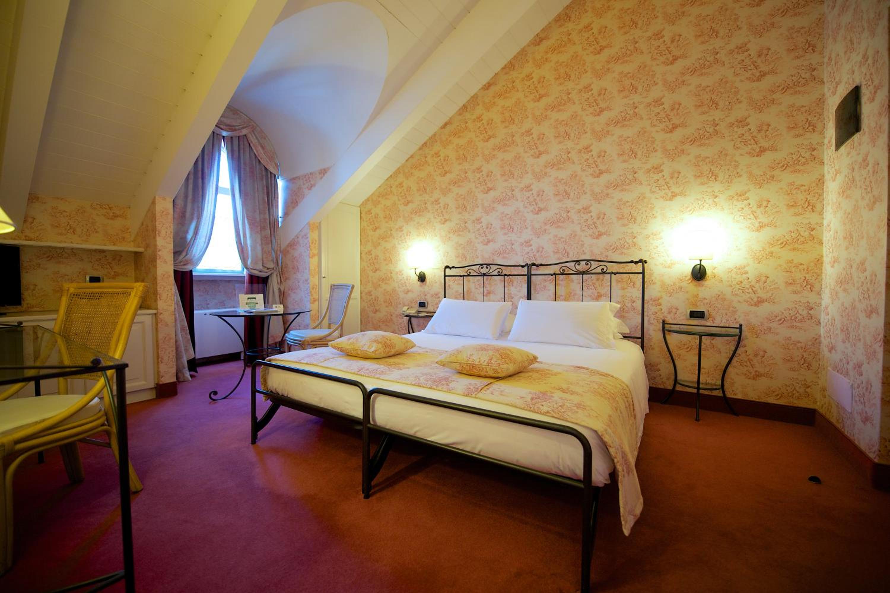 Deluxe King Room - Photo 11
