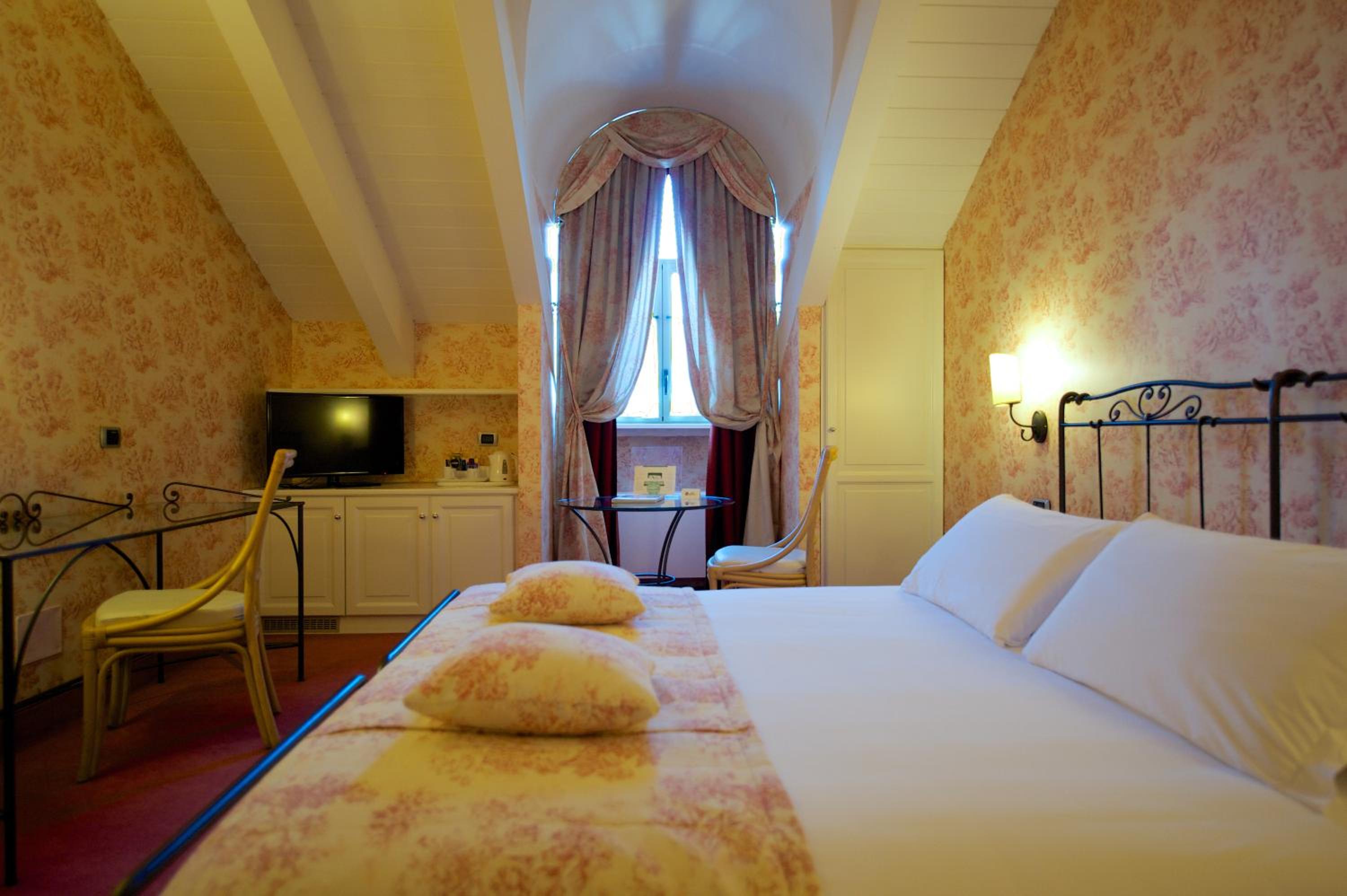 Deluxe King Room - Photo 8