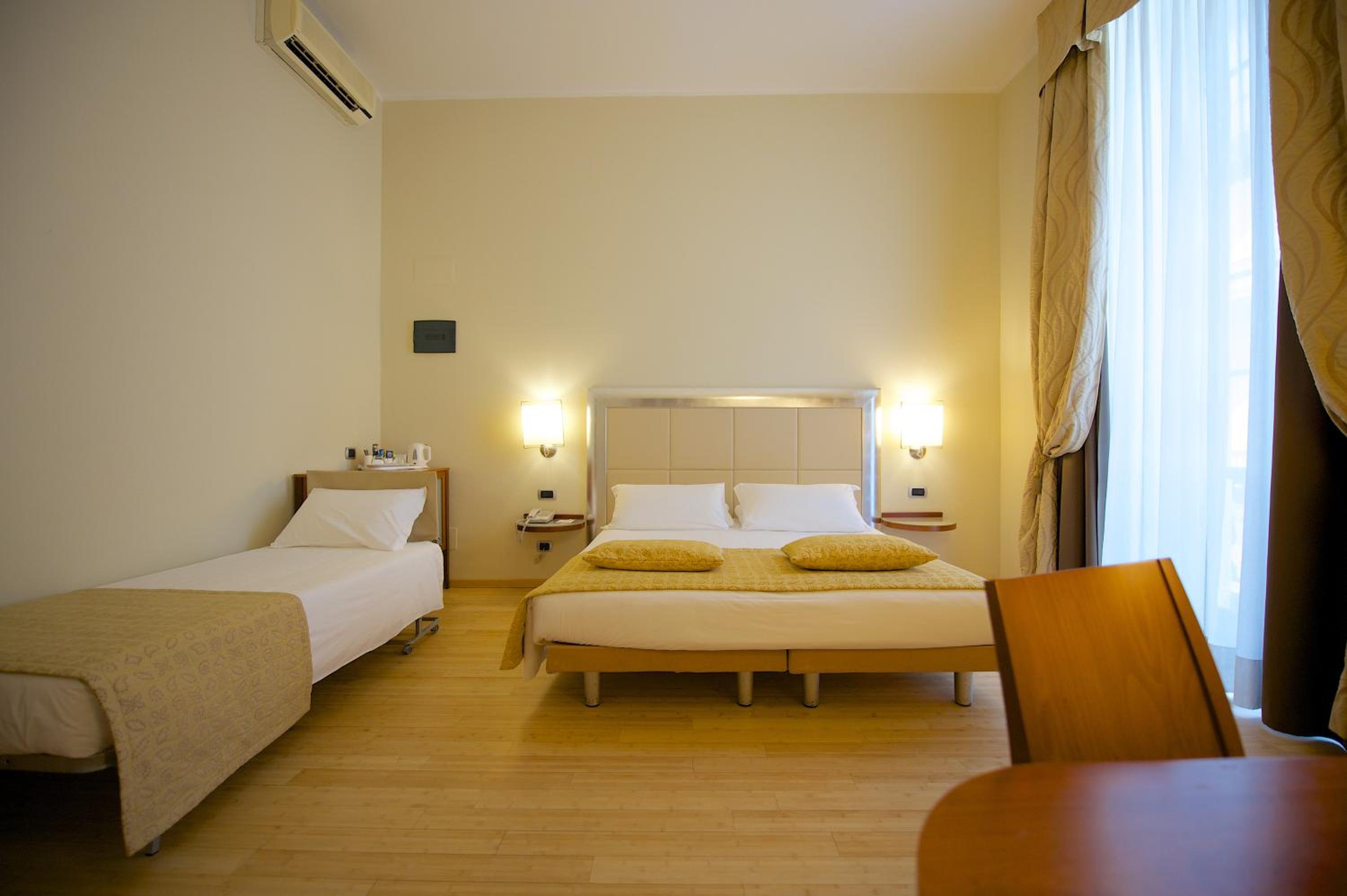 Standard Triple Room with Queen Bed and Single Bed - Photo 2