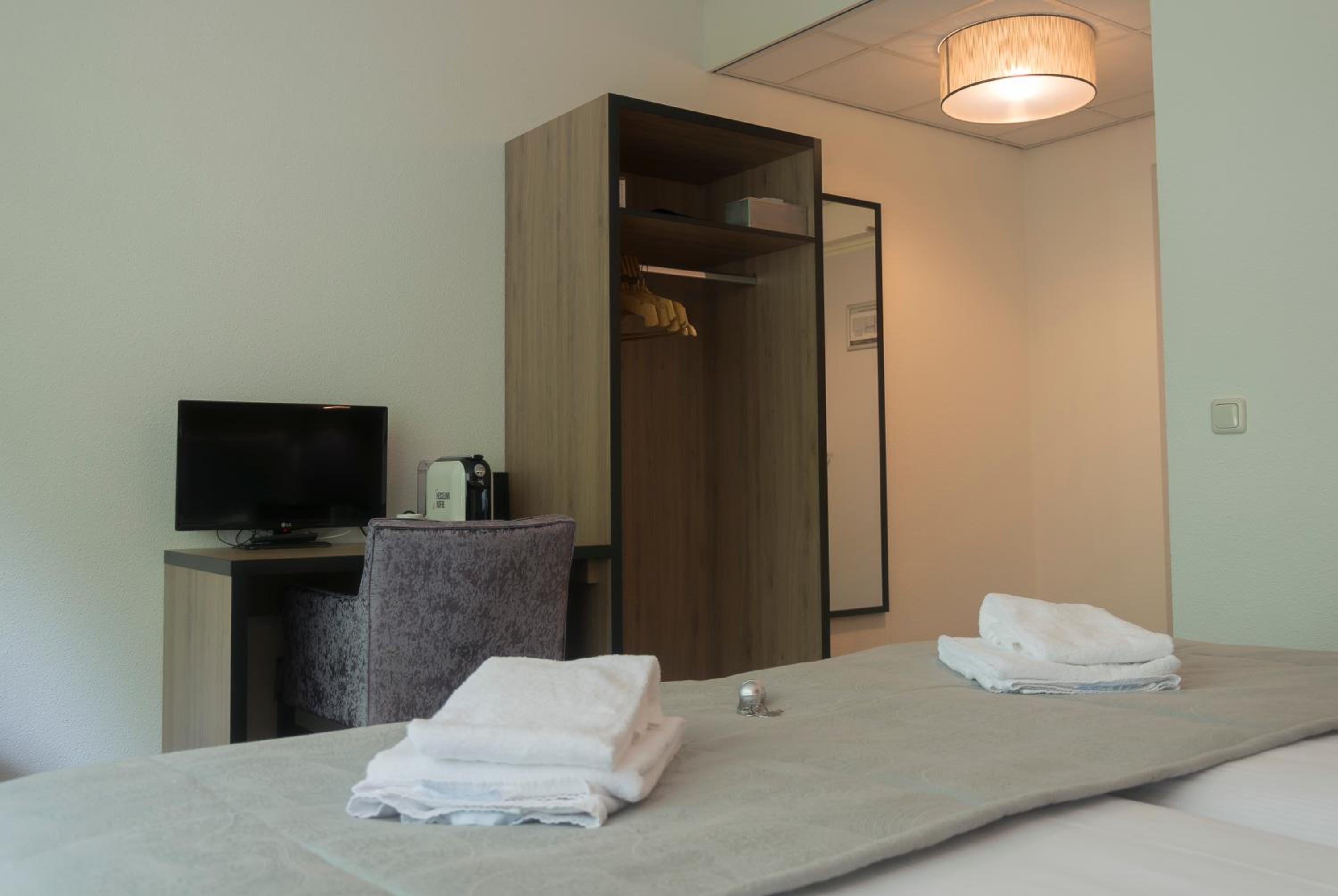 Double Room with Private Bathroom - Photo 2