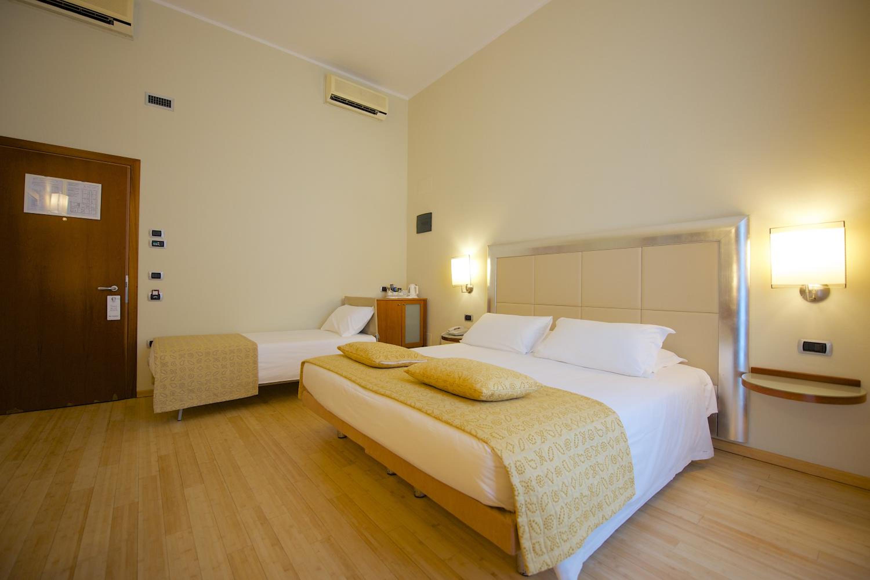 Standard Triple Room with Queen Bed and Single Bed - Photo 3