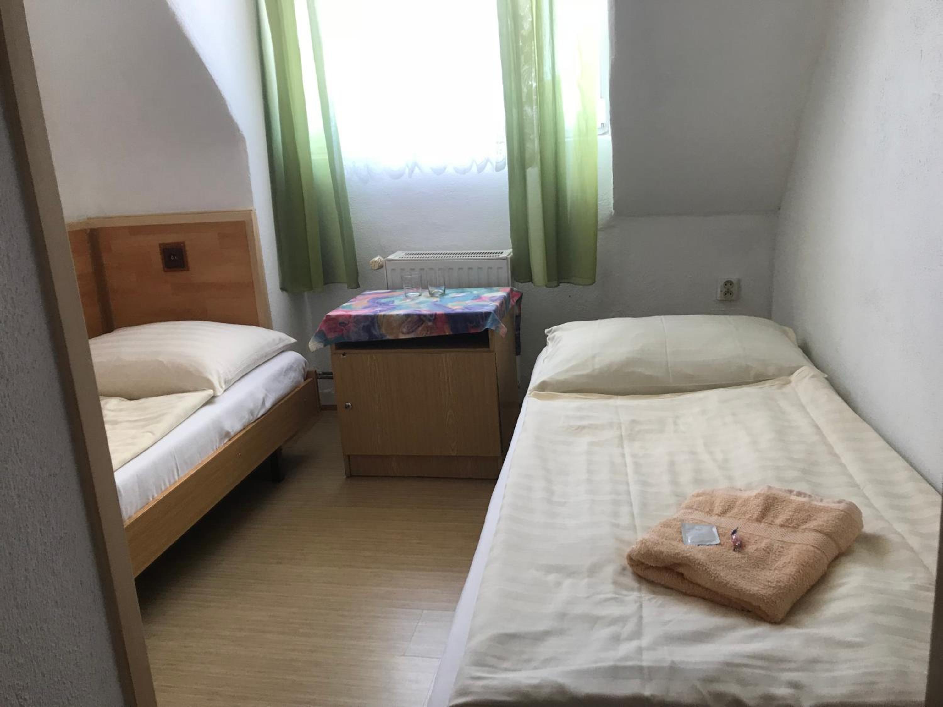 Twin Room - Photo 3