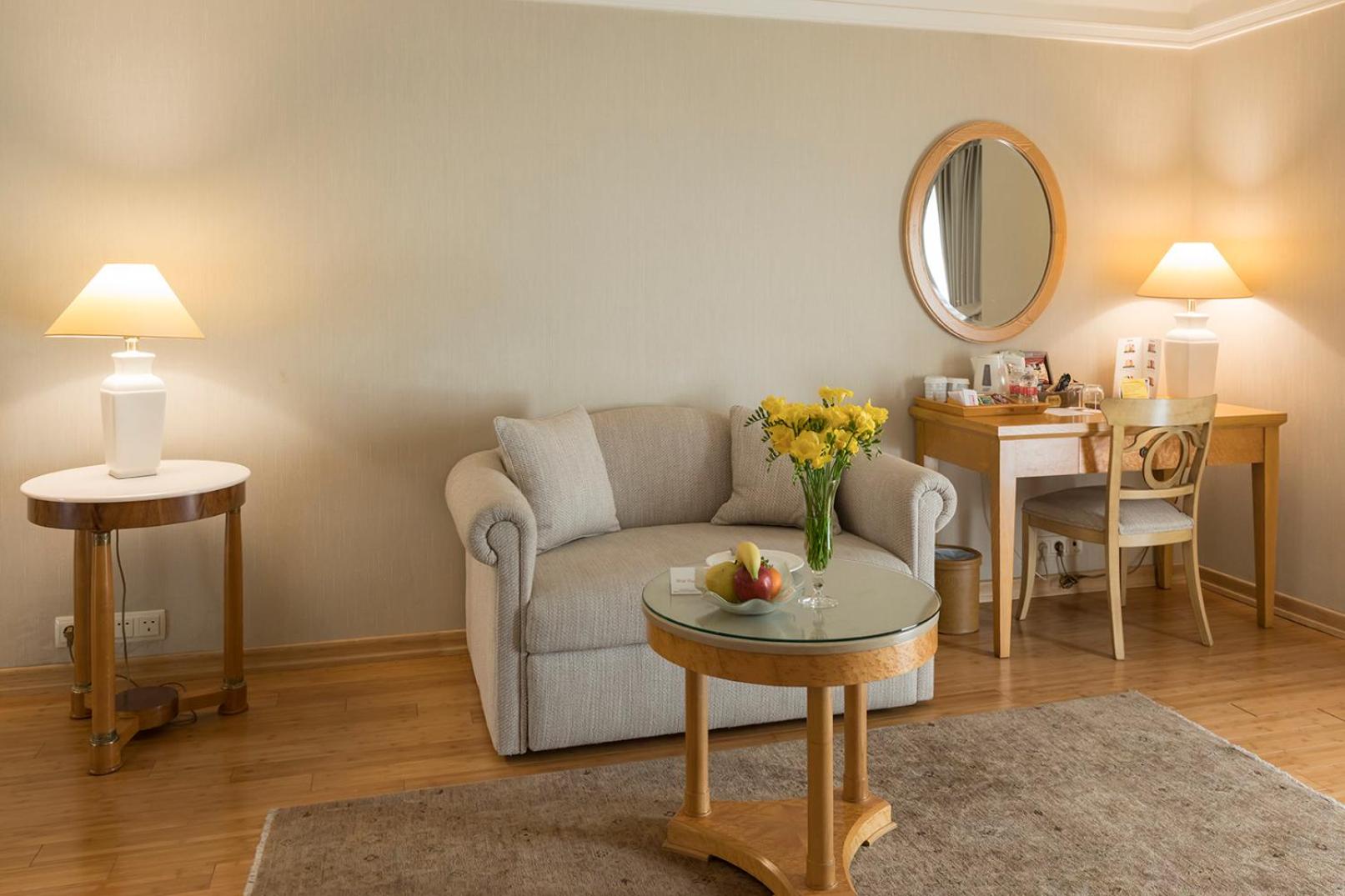 Junior Suite with 1 Queen-Size Bed and Sofa Bed - Photo 8