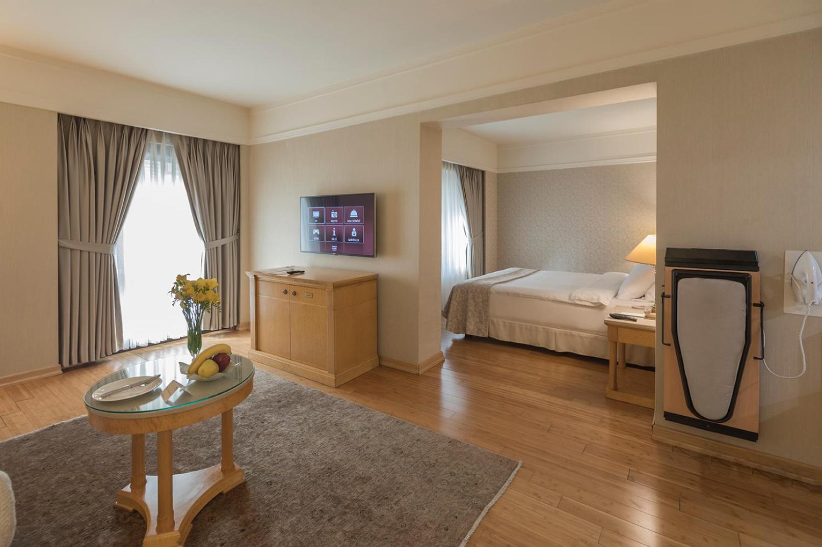Junior Suite with 1 Queen-Size Bed and Sofa Bed - Photo 5