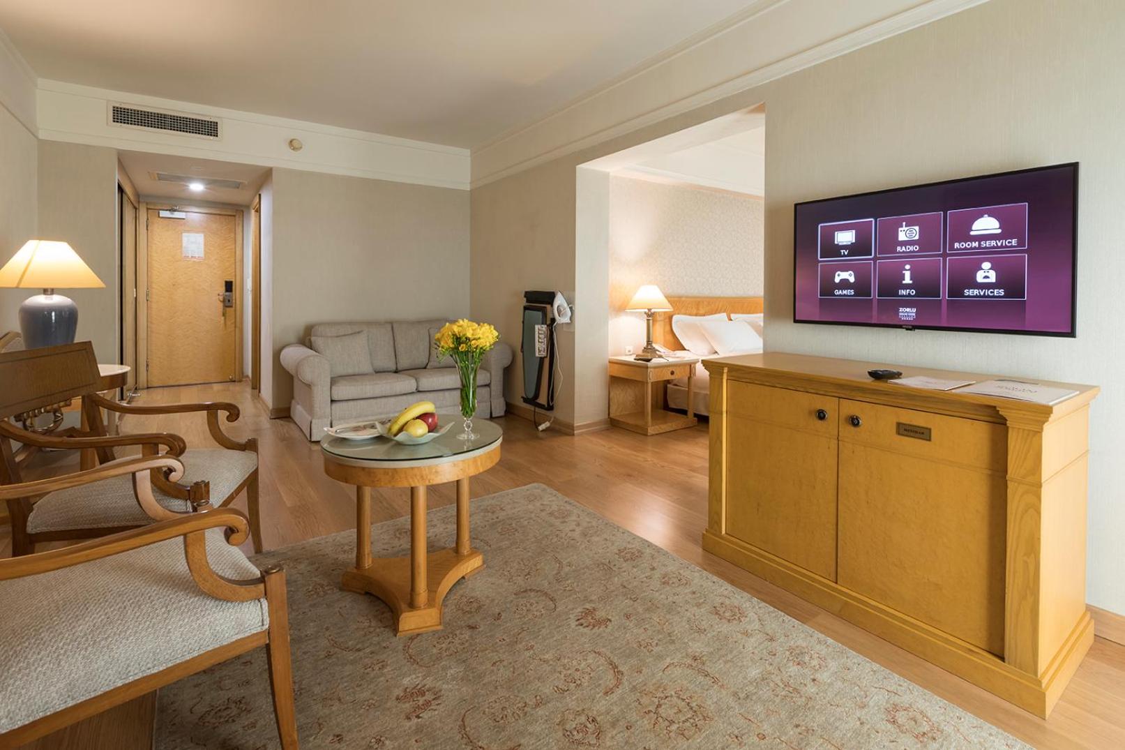 Junior Suite with 1 Queen-Size Bed and Sofa Bed - Photo 2