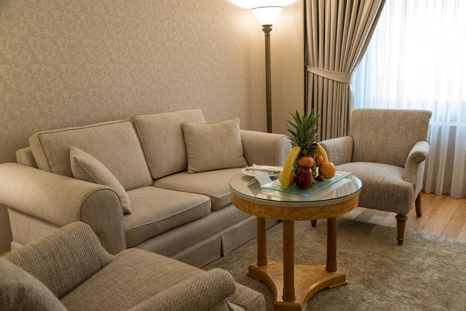 Junior Suite with 1 Queen-Size Bed and Sofa Bed - Photo 4