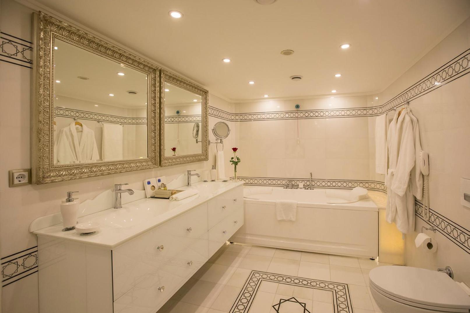 Presidential Suite - Free Two Ways Airport Transfer