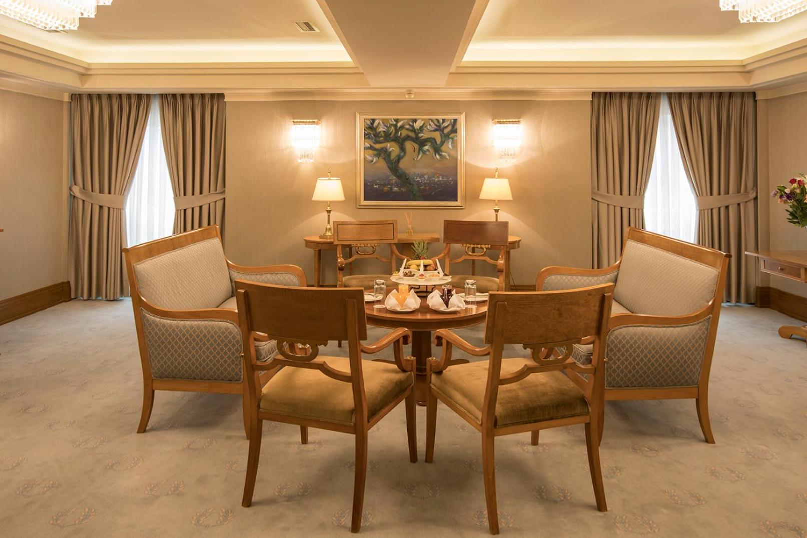 Presidential Suite - Free Two Ways Airport Transfer