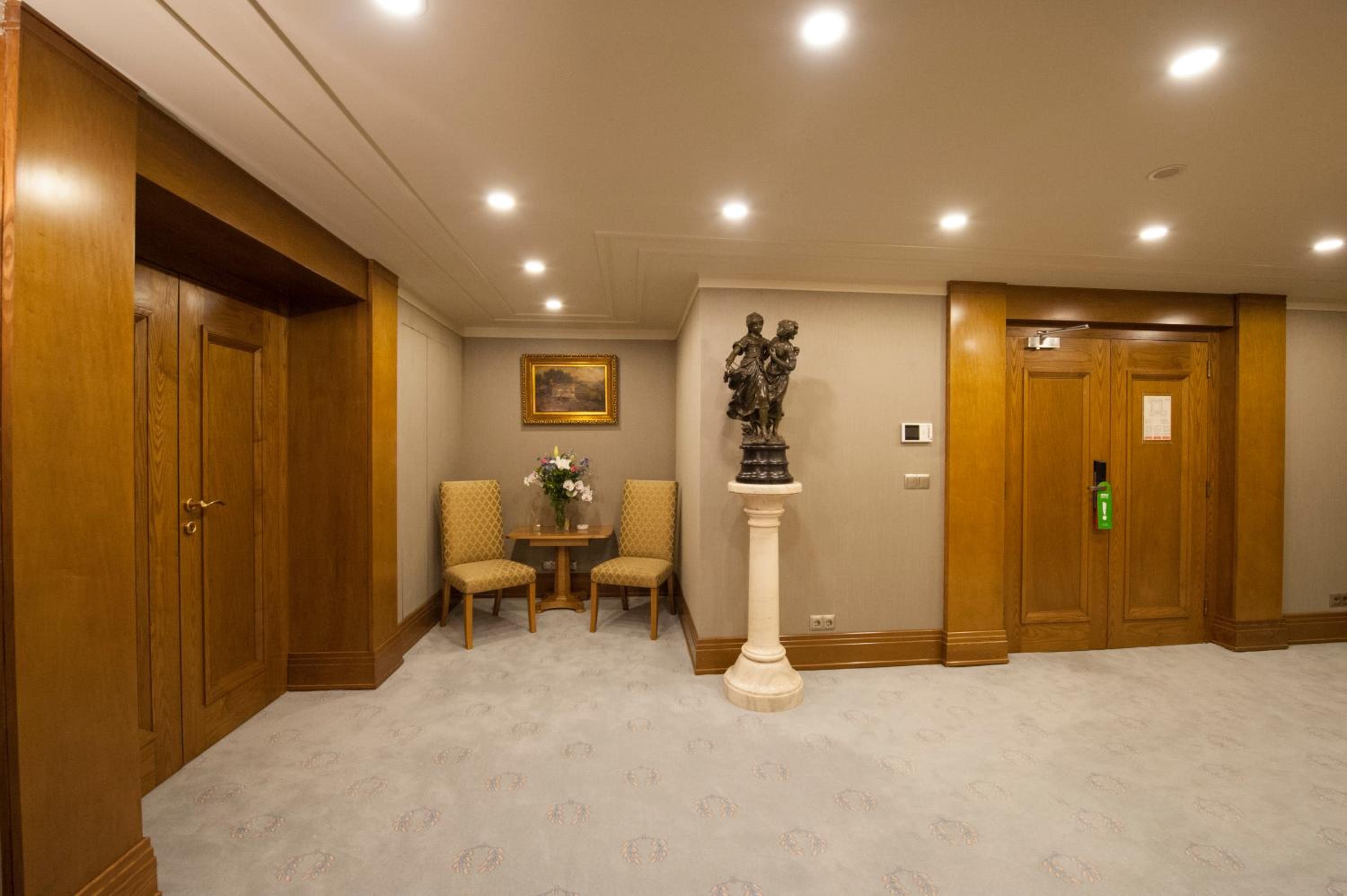 Presidential Suite - Free Two Ways Airport Transfer