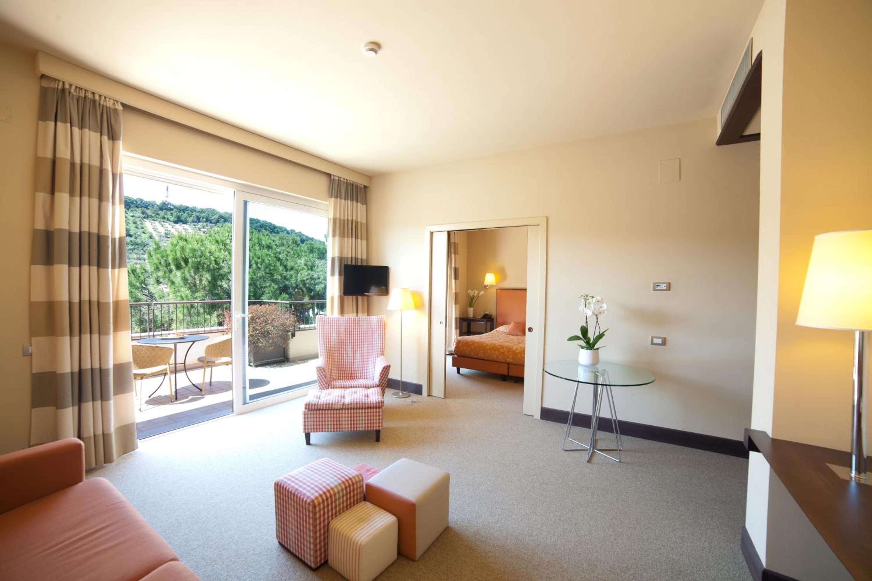 Junior Suite with One King Bed and Sofa Bed  - Photo 5