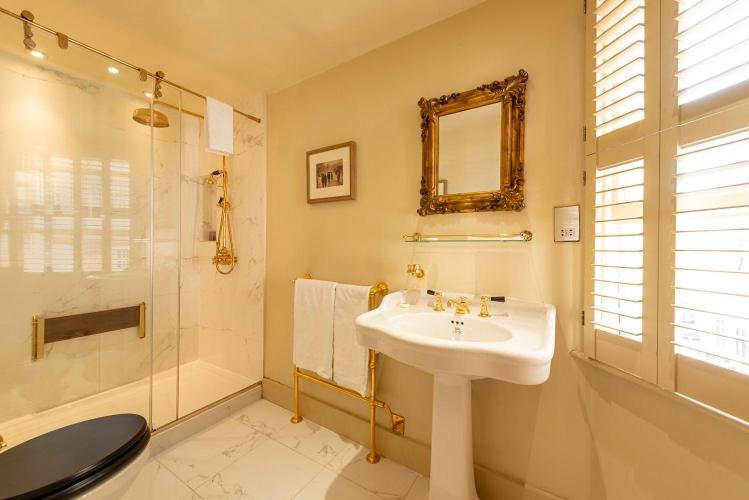 Queen Room photo 2