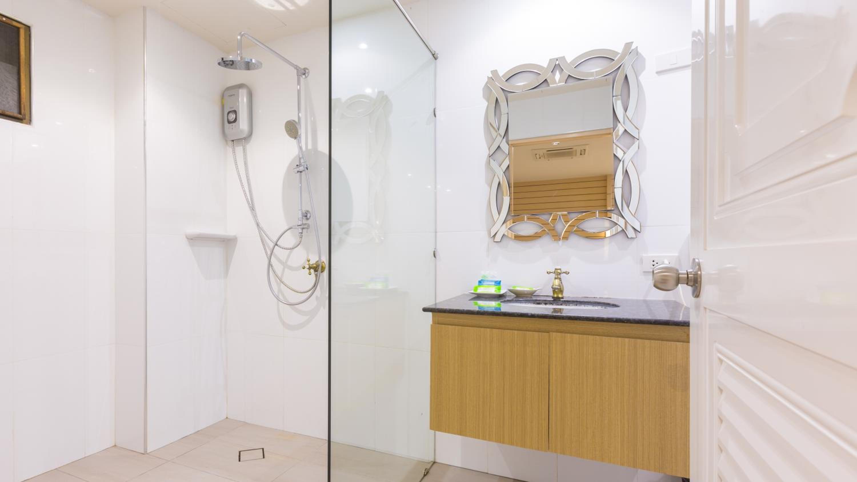 Standard Double or Twin Room - No Window photo 2