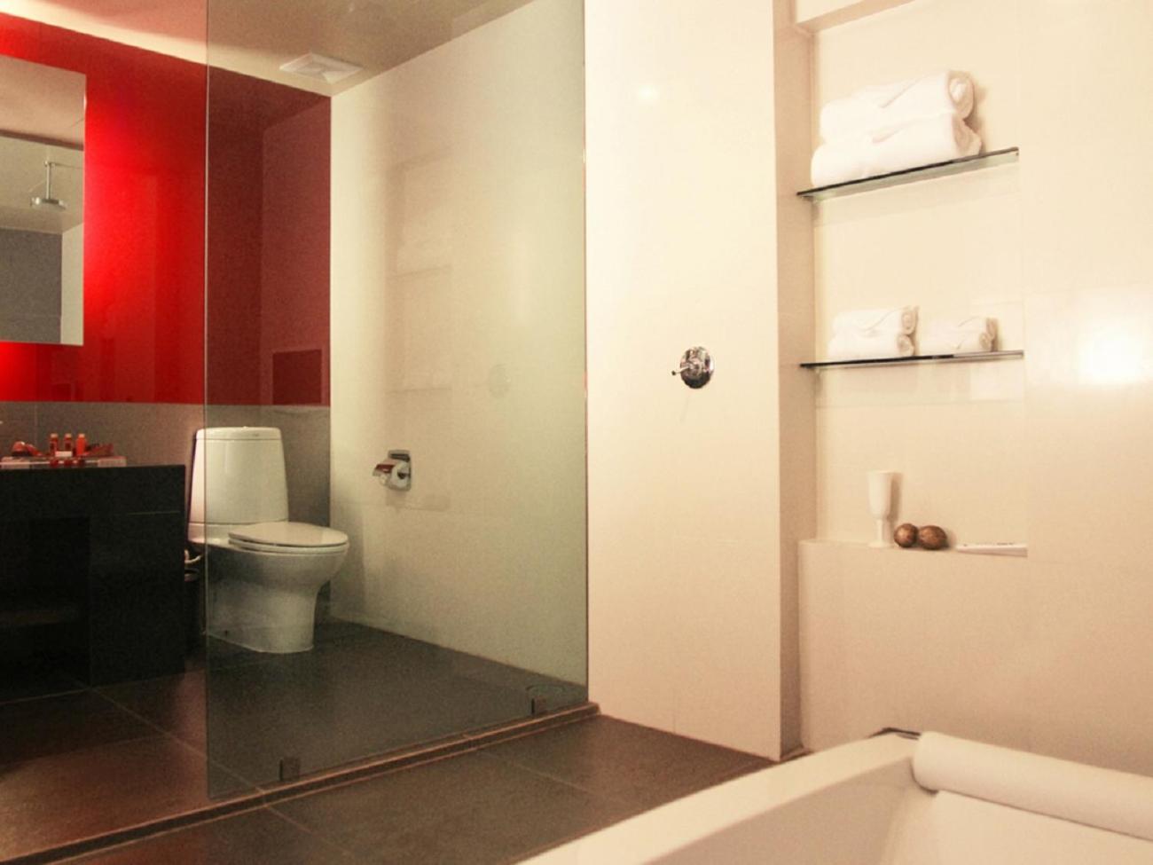  Deluxe King Room with Pool Access - Photo 7