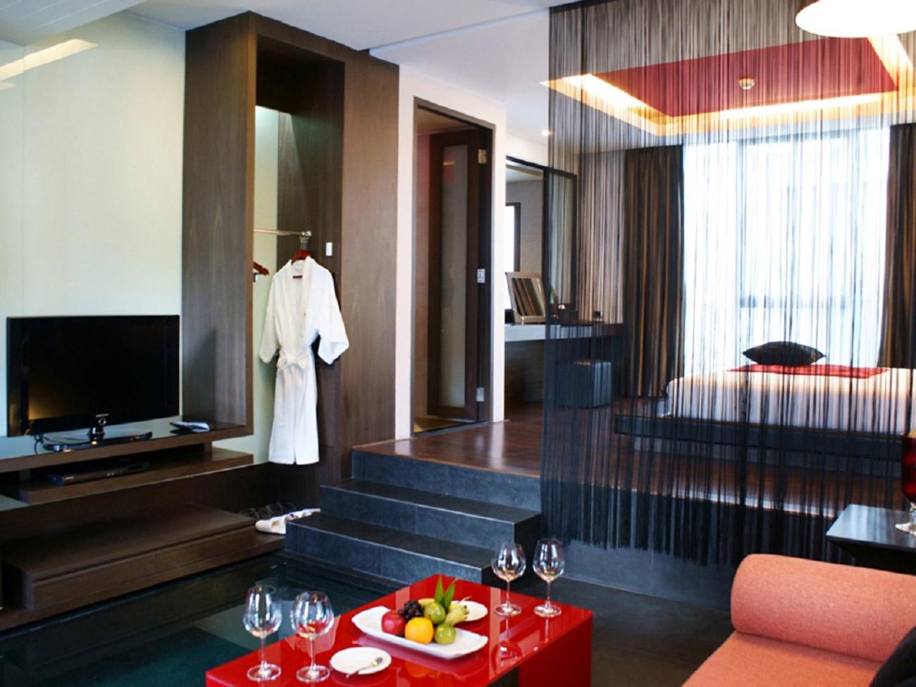 Deluxe King Room with Pool Access