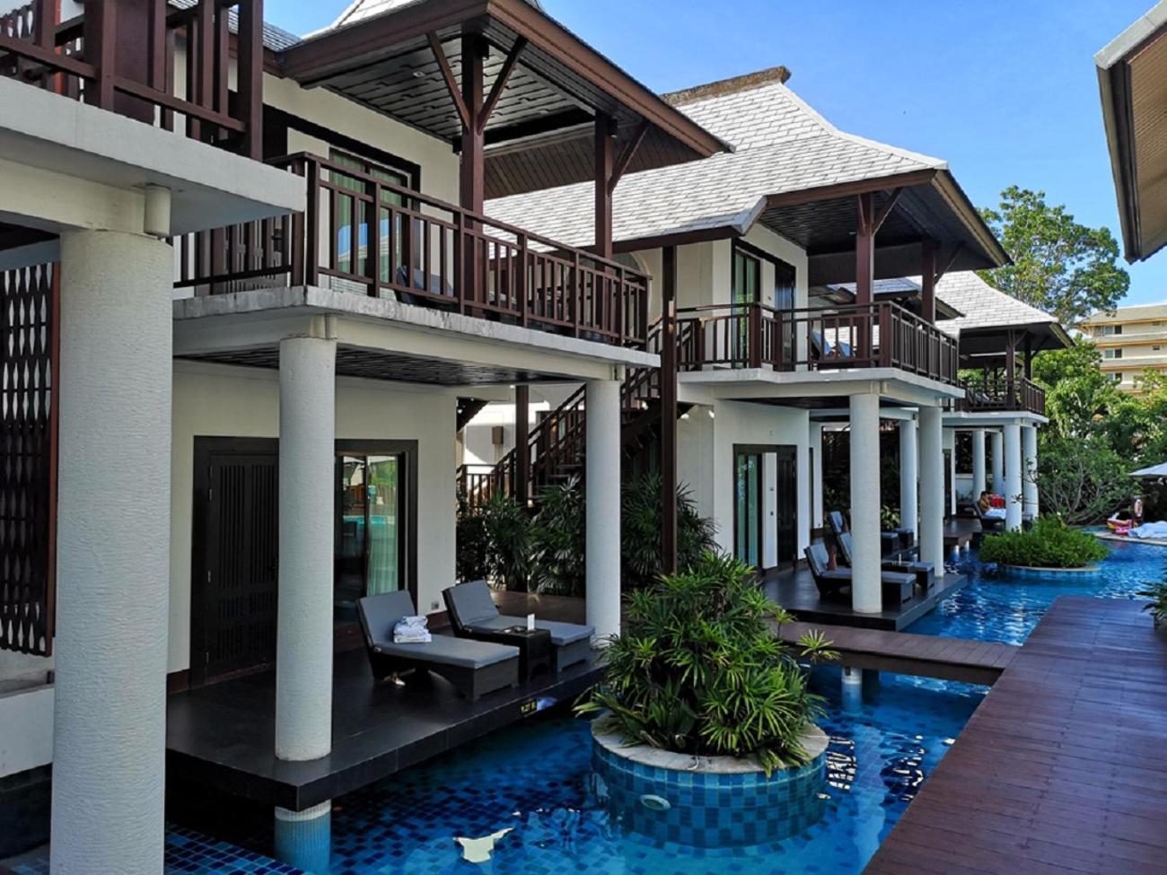Deluxe Twin Room with Pool Access thumbnail 5