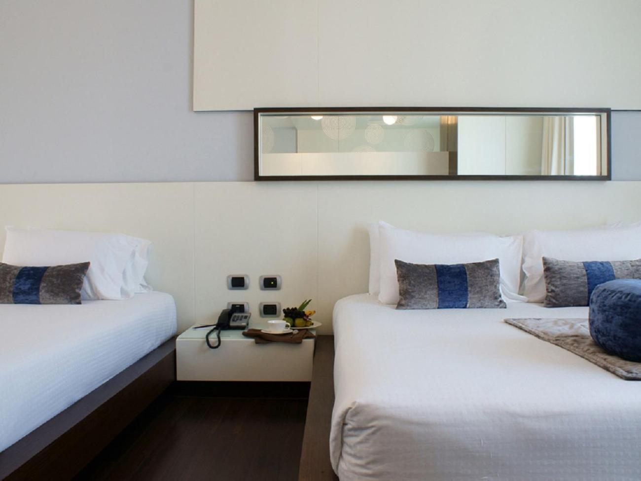 Deluxe Twin Room with Pool Access thumbnail 6