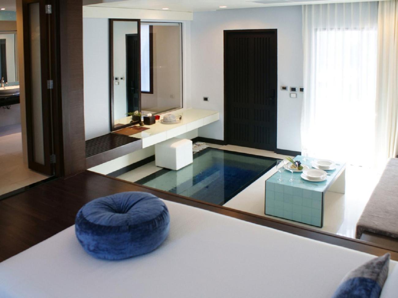 Deluxe Twin Room with Pool Access - Photo 7