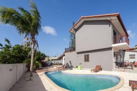 Apartamento con vista a la piscina