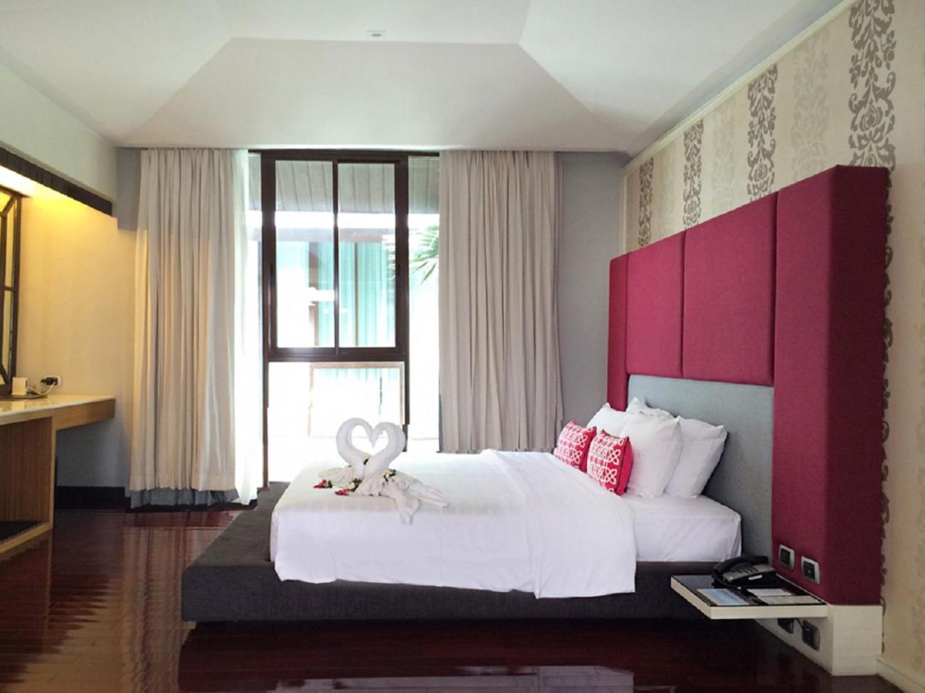 Deluxe King Room with Pool View thumbnail 5