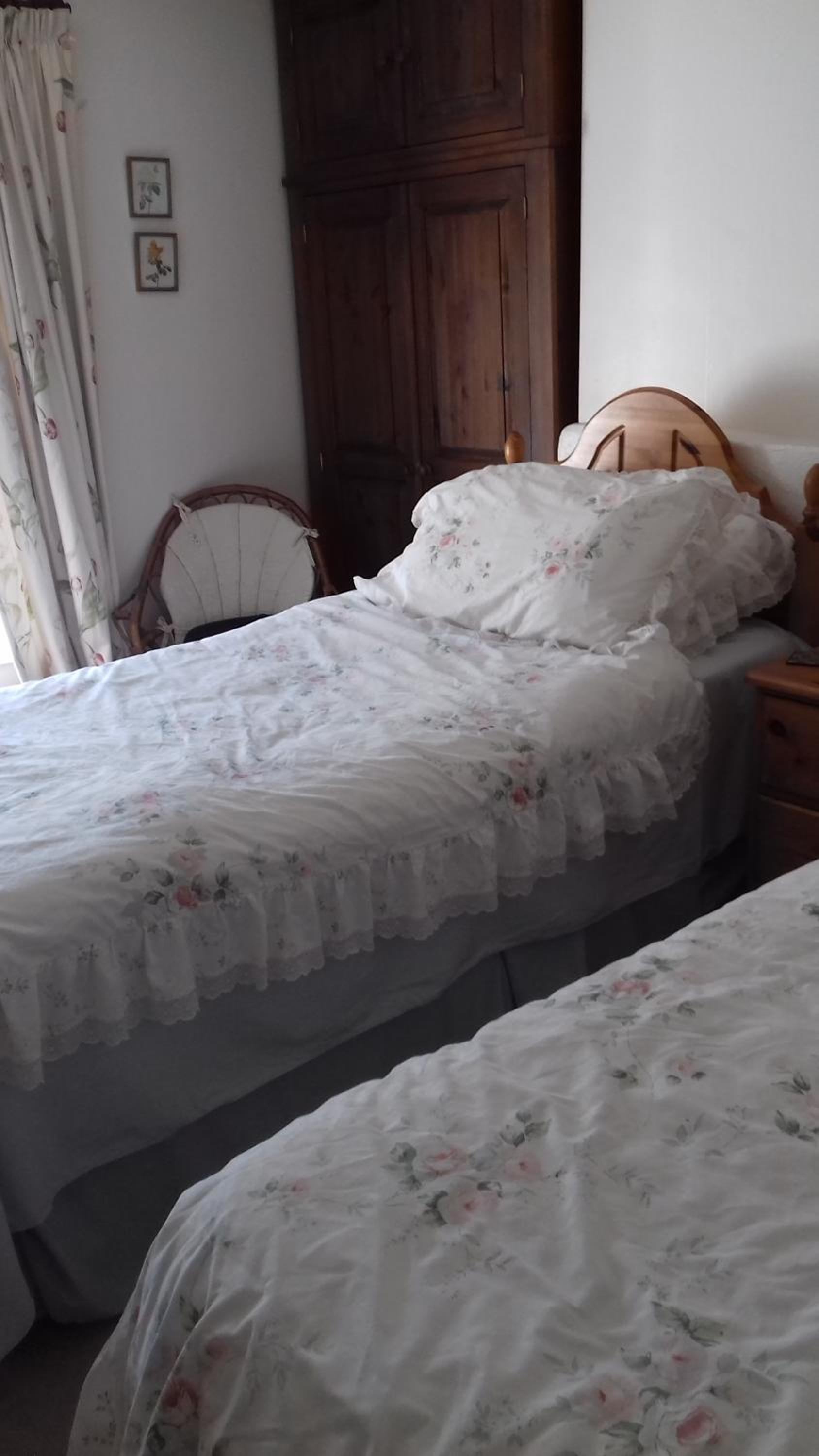 Twin Room with Bathroom - Photo 3