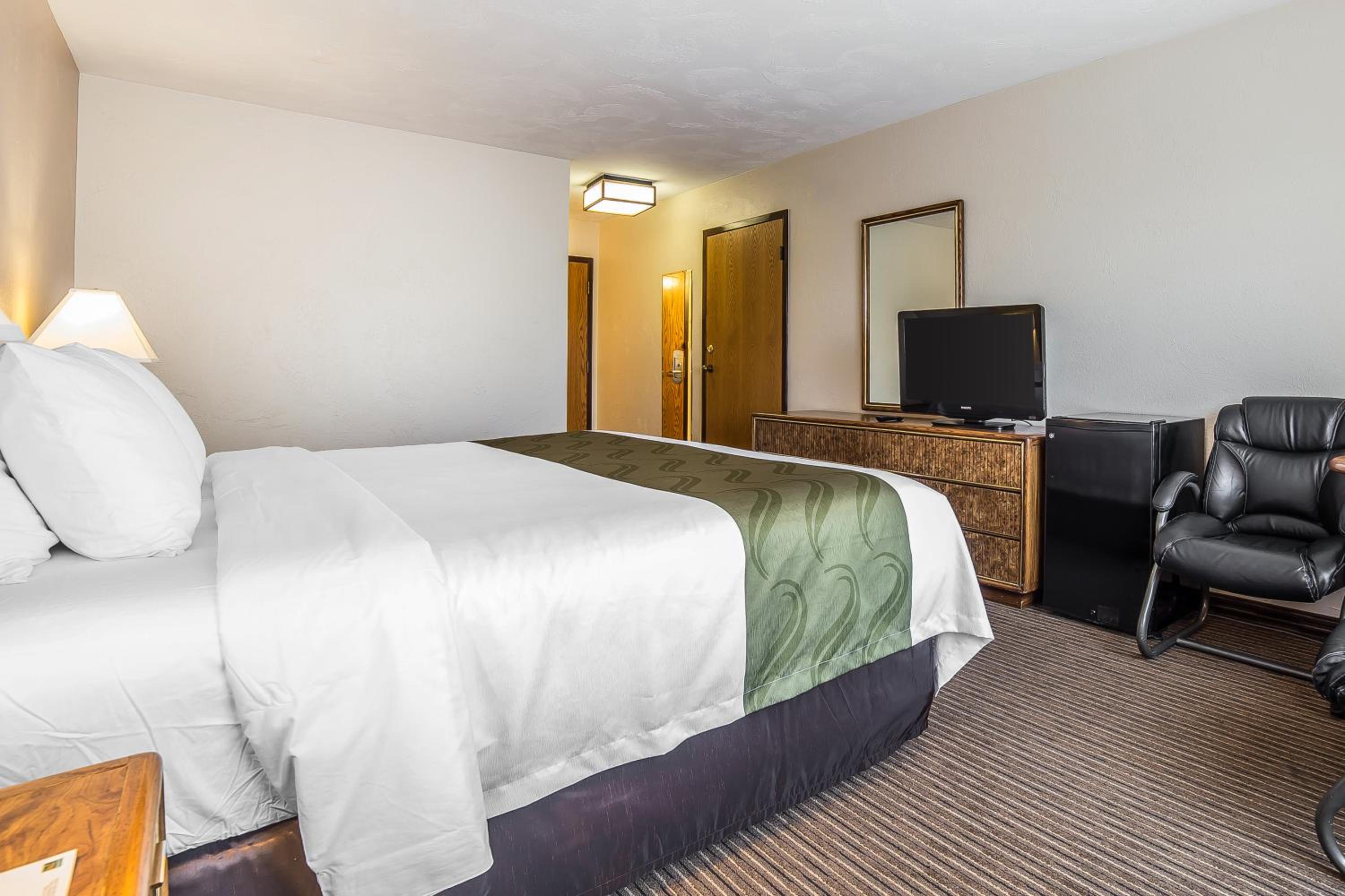King Room - Non-Smoking photo 1