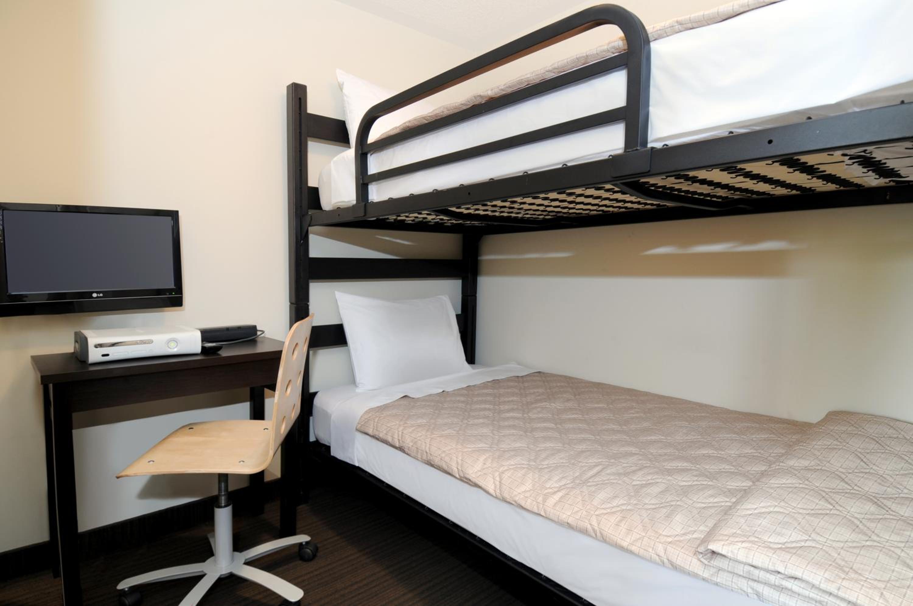 Queen Suite with Bunk Bed - Non-Smoking - Photo 5