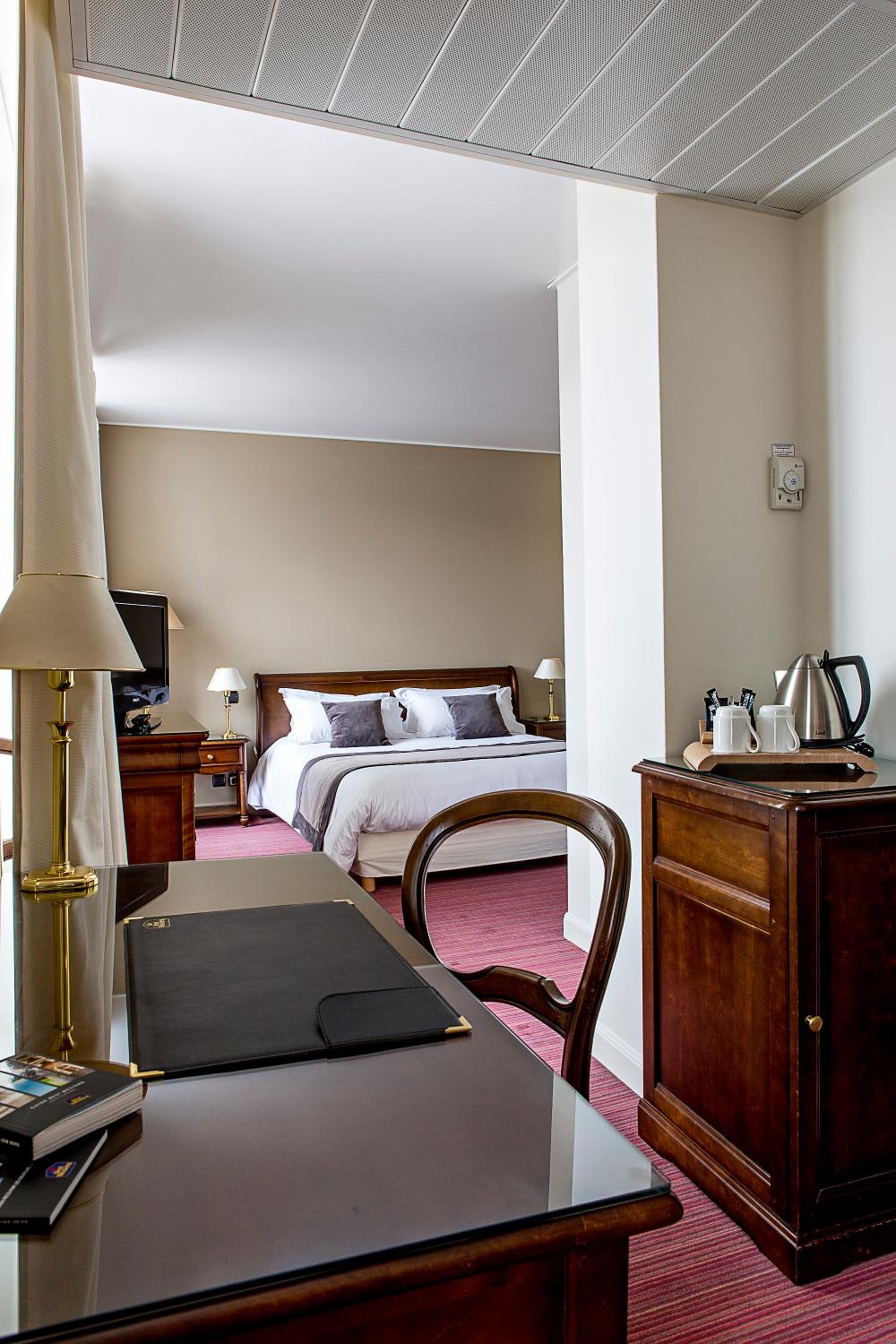 Junior Queen Suite - Photo 1
