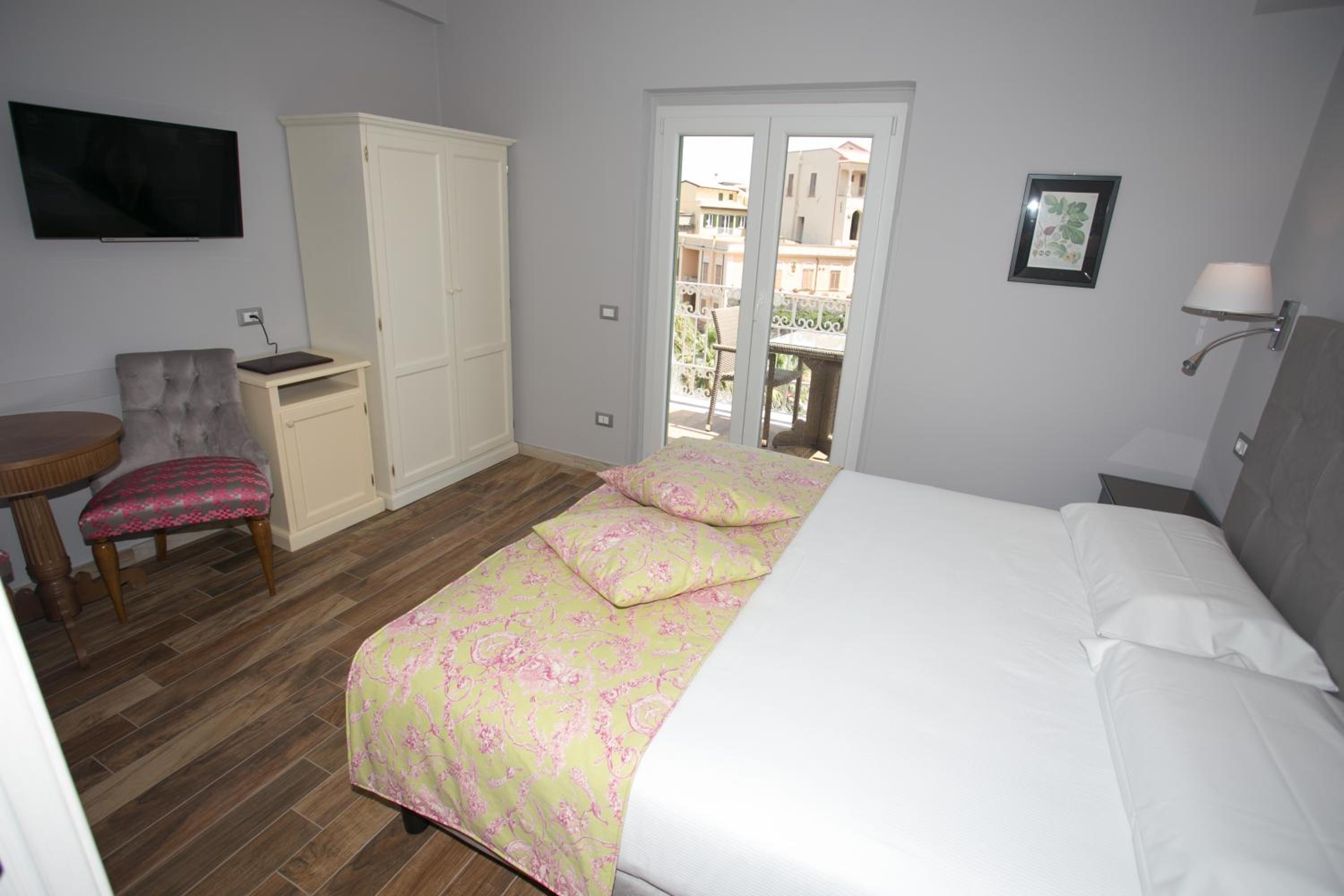 Double Room with Balcony and Sea View photo 2