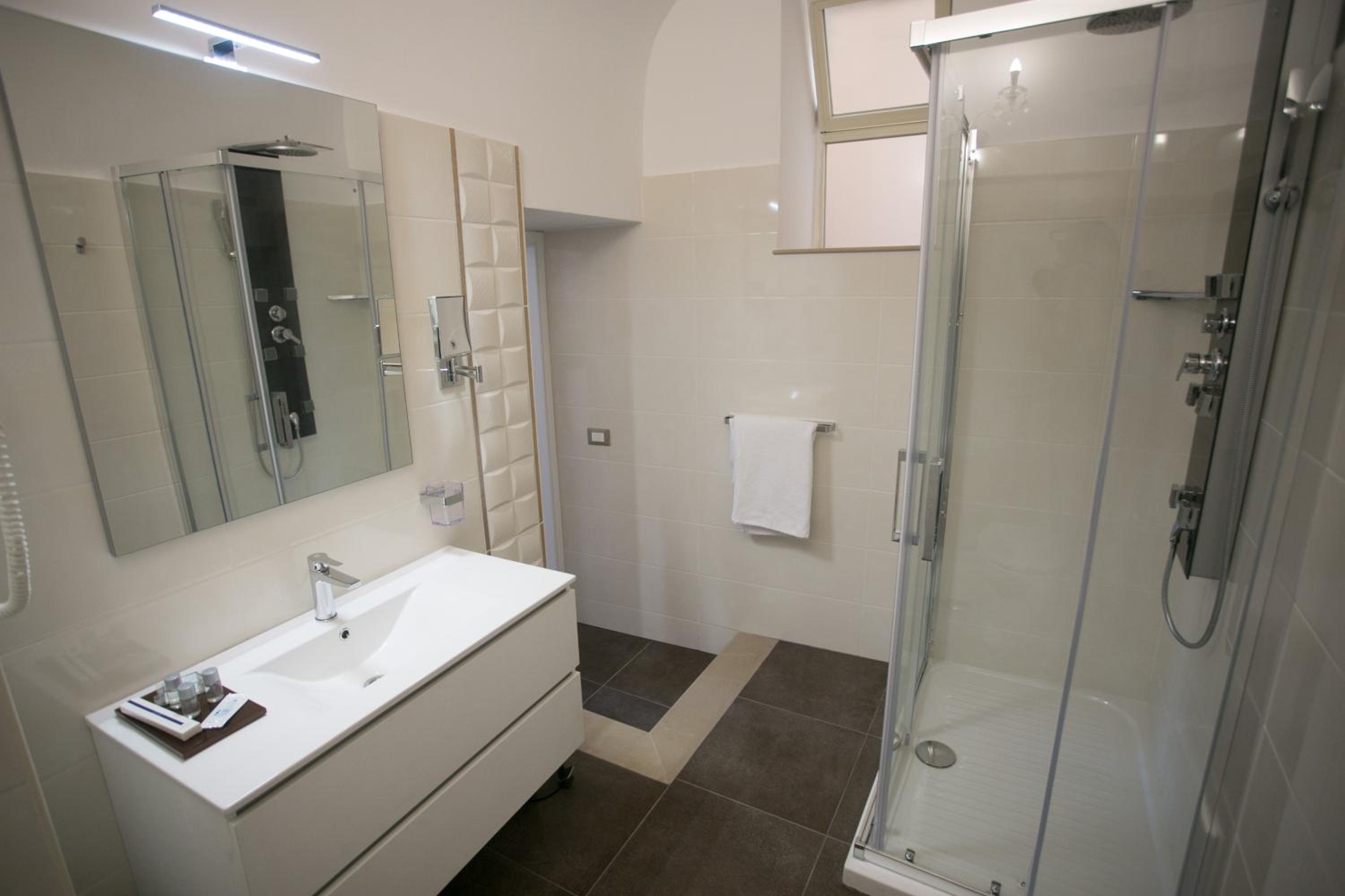 Deluxe Double Room with Balcony and Sea View photo 3