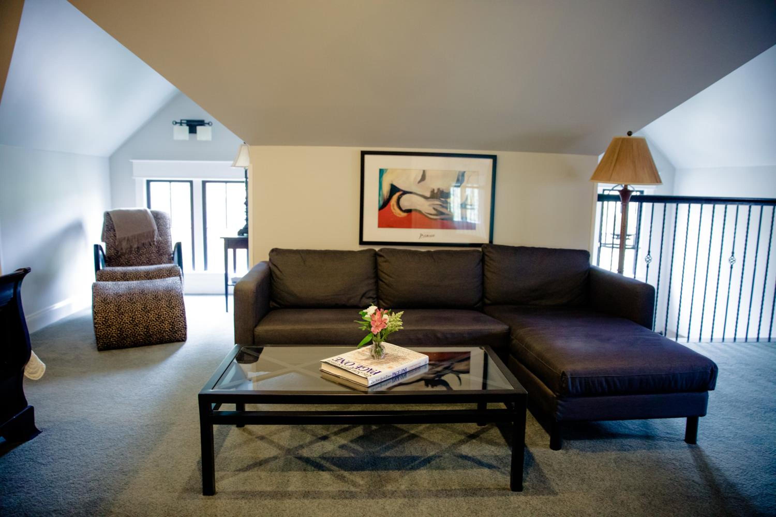 Deluxe King Suite photo 2