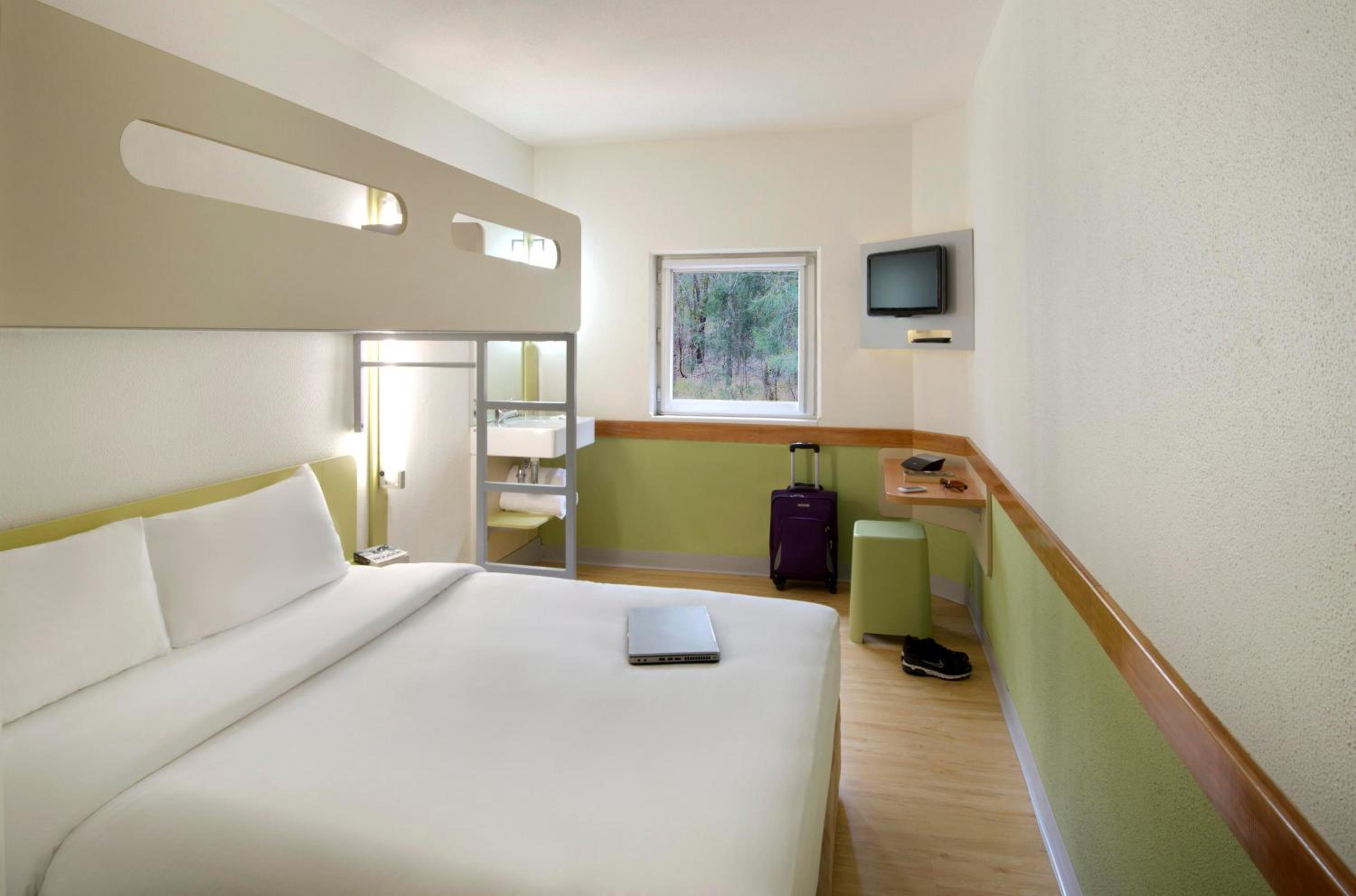 Standard King Room with a Single Overhead Bunk Bed  photo 2