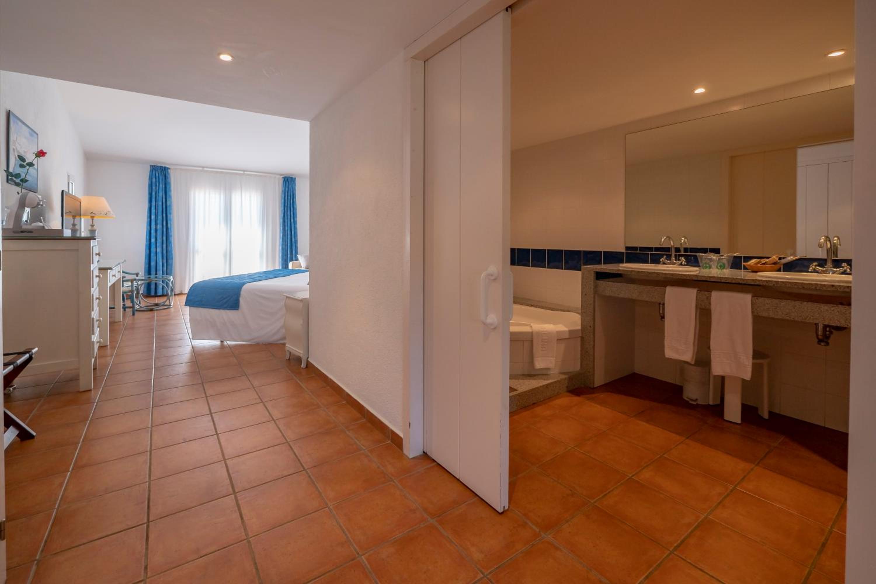 Junior Suite with Sea View photo 2