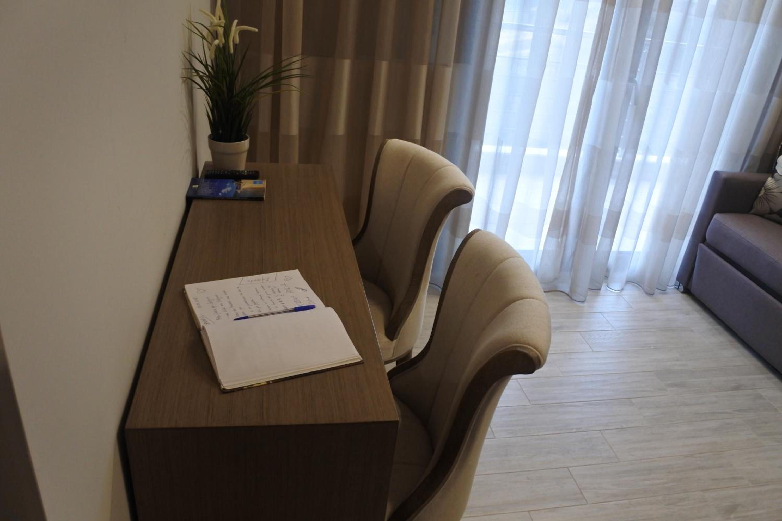Deluxe Junior Suite photo 3